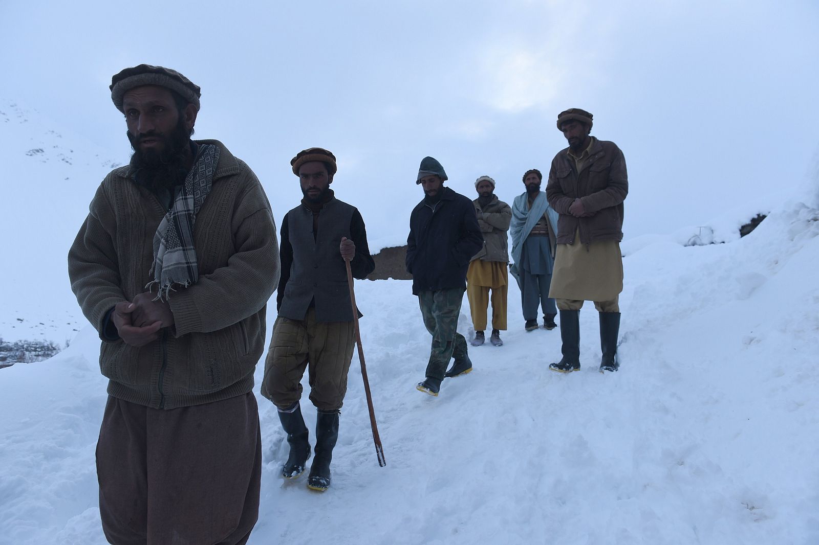 Familiares de los fallecidos en una avalancha en Bazarak, provincia de Panjshir, Afganistán