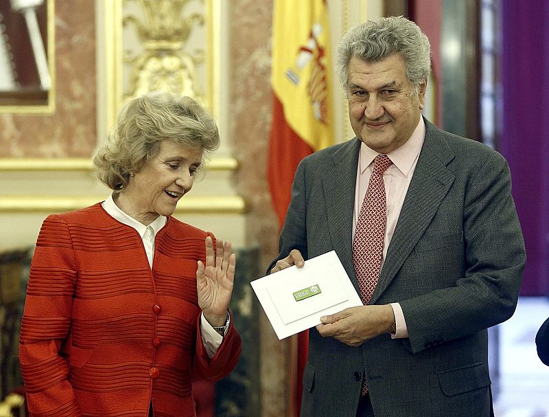 La defensora del Pueblo, Soledad Becerril, entrega el informe de 2014 en el Congreso