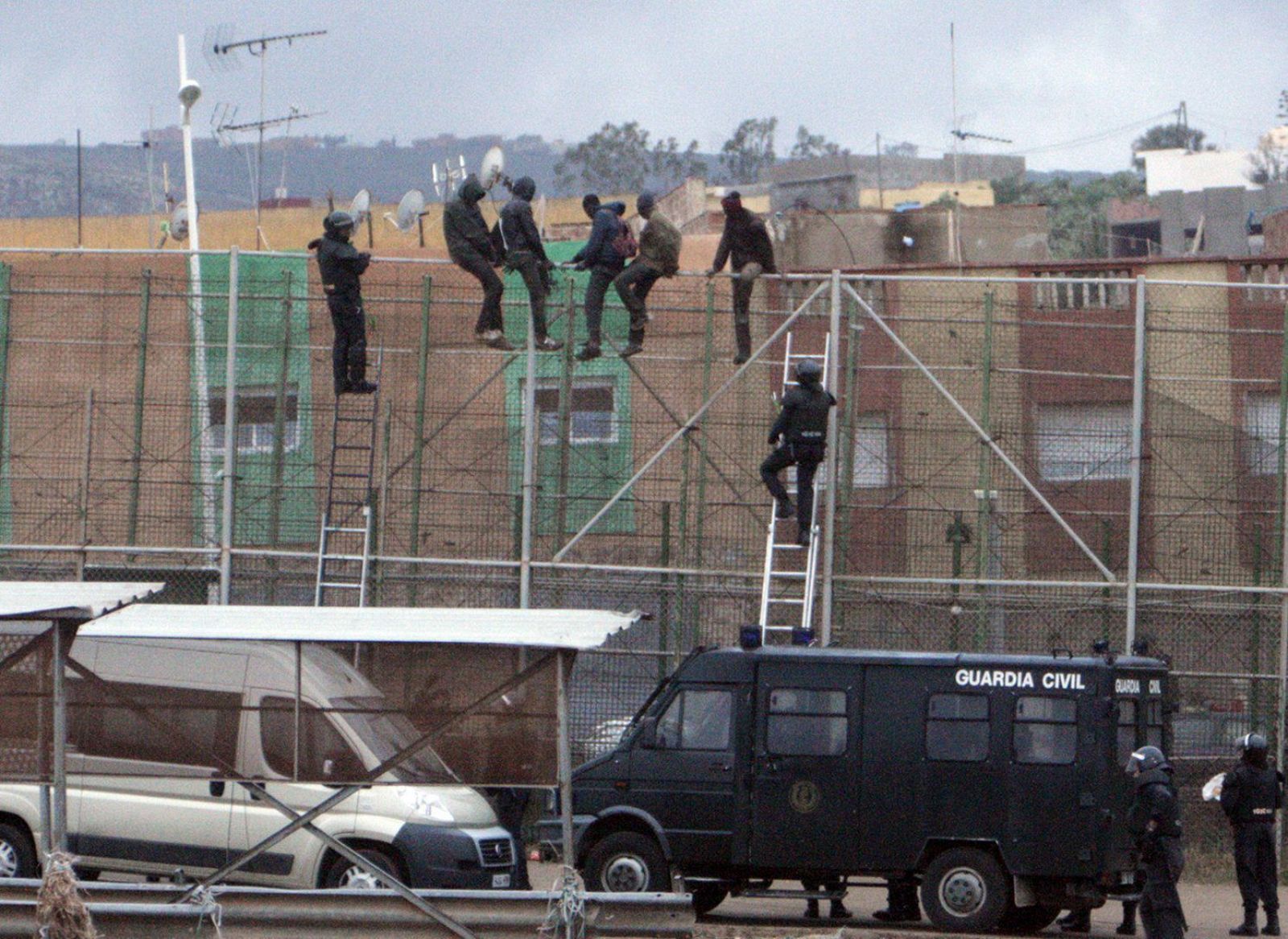 UNOS 20 INMIGRANTES SIGUEN EN LA VALLA DE MELILLA ANTE UN FUERTE DESPLIEGUE