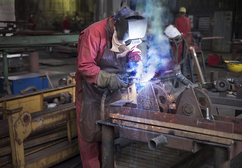 Un soldador trabajando