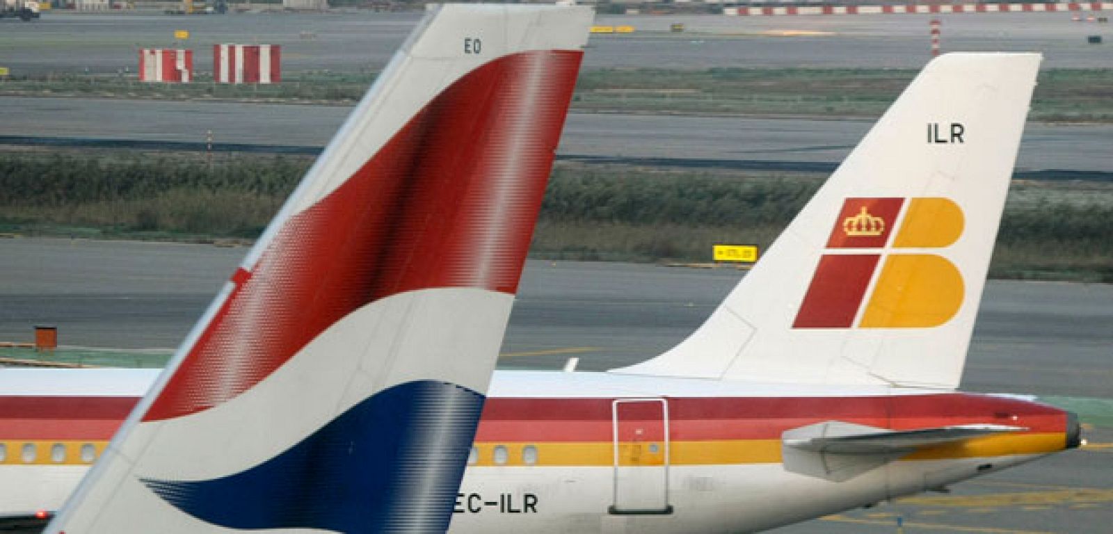 Enseñas de British Airways e Iberia en las colas de dos de sus aviones
