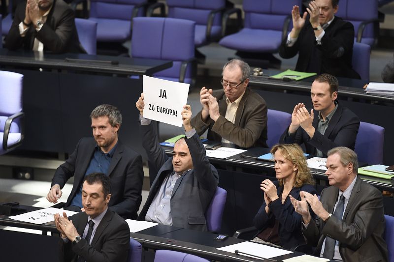 Un diputado de Los Verdes alza en el Bundestag un cartel en el que se lee "Sí a Europa"