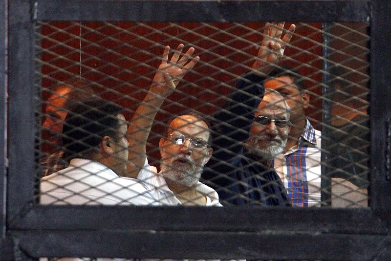 Mohammed Badie (derecha), junto a otros líderes de los Hermanos Musulmanes