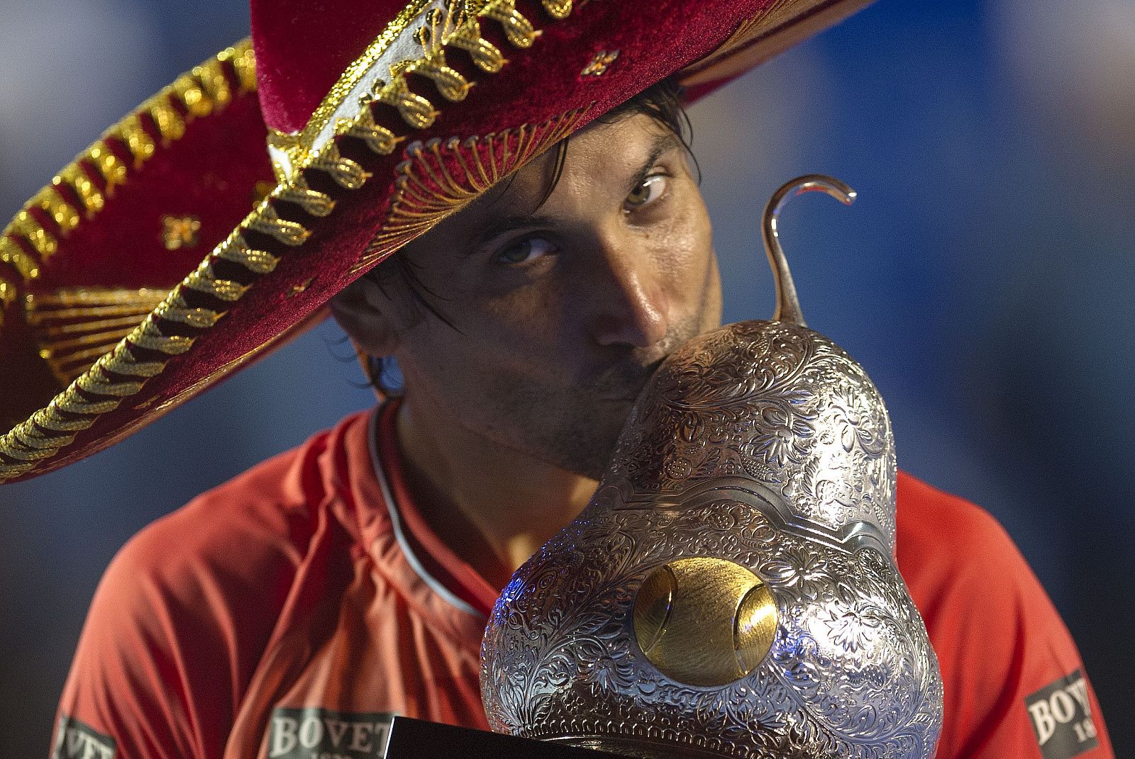 David Ferrer besa su cuarto trofeo en Acapulco