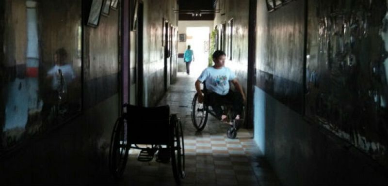 El obispo español Kike Figaredo, con ayuda de Manos Unidas, pueso en marcha en 1993 un taller de fabricación de sillas de ruedas en Banteay Prieb. Estas sillas han dado vida, libertad y dignidad a miles de discapacitados.