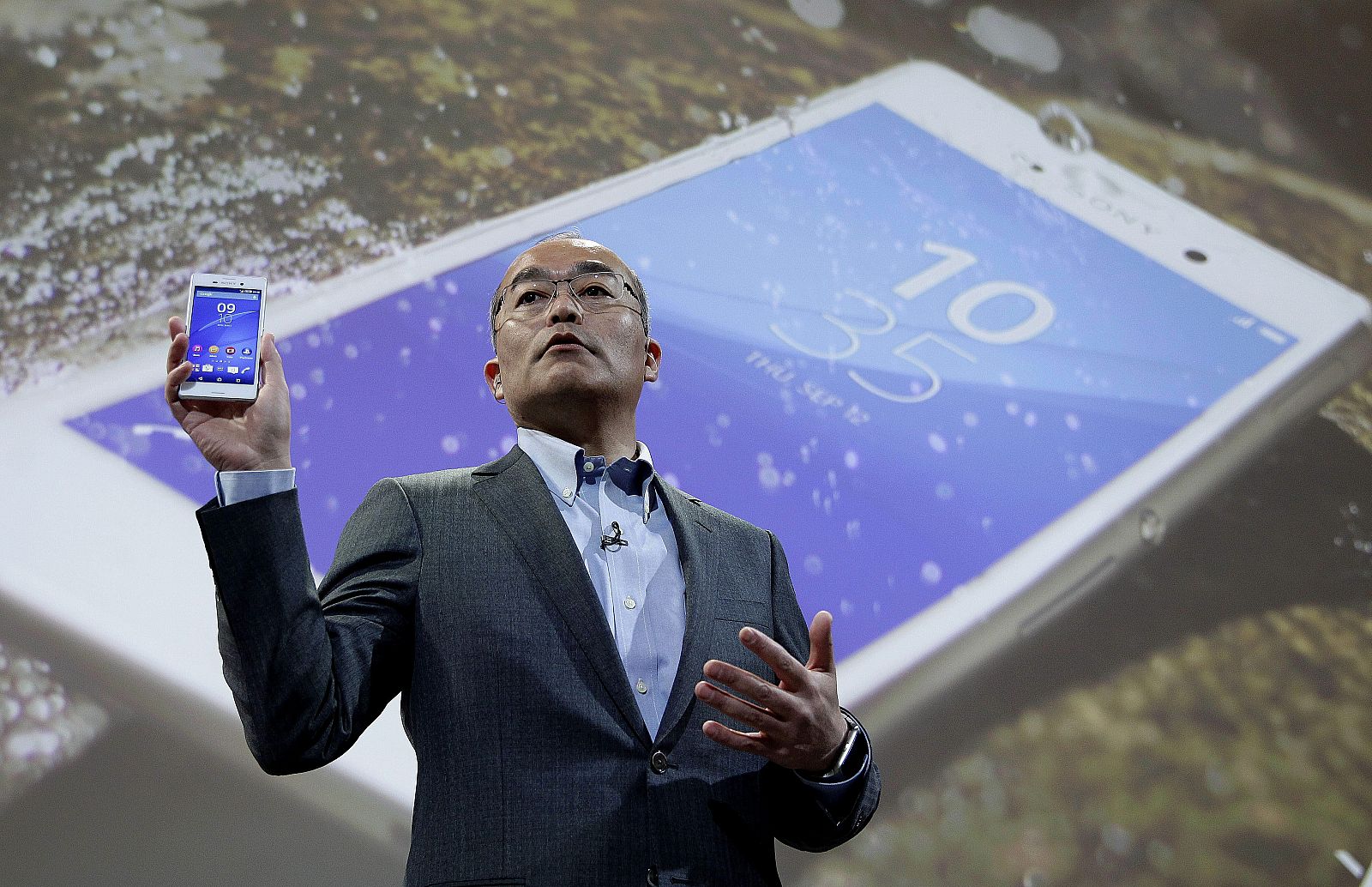 El presidente de Sony Mobile, Hiroki Totoki, muestra el nuevo Xperia M4 en el Congreso de Móviles (MWC) de Barcelona.