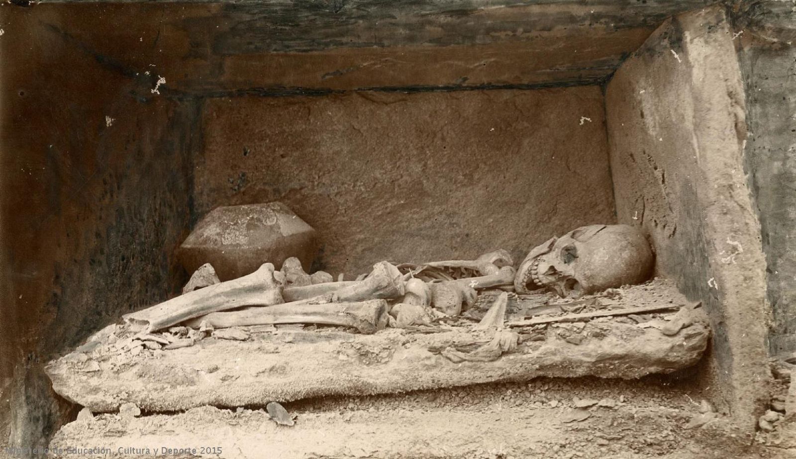 Fotografía tomada por Siret de un esqueleto perteneciente a los hallazgos de la Edad del Hierro, fenicios, púnicos y romanos encontrados en Herrerías (Almería)