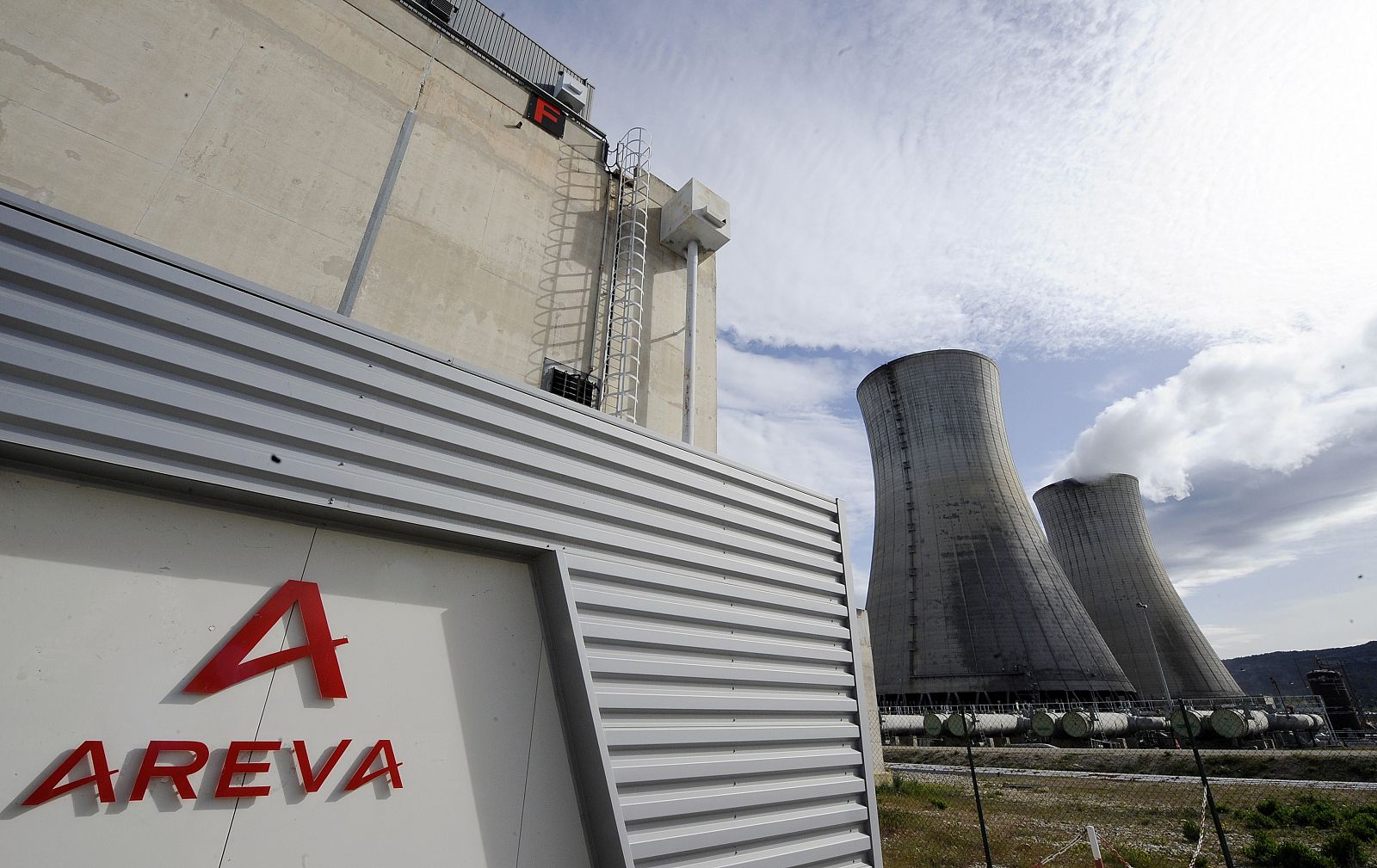 El logo de Areva en la central nuclear francesa de Pierrelatte