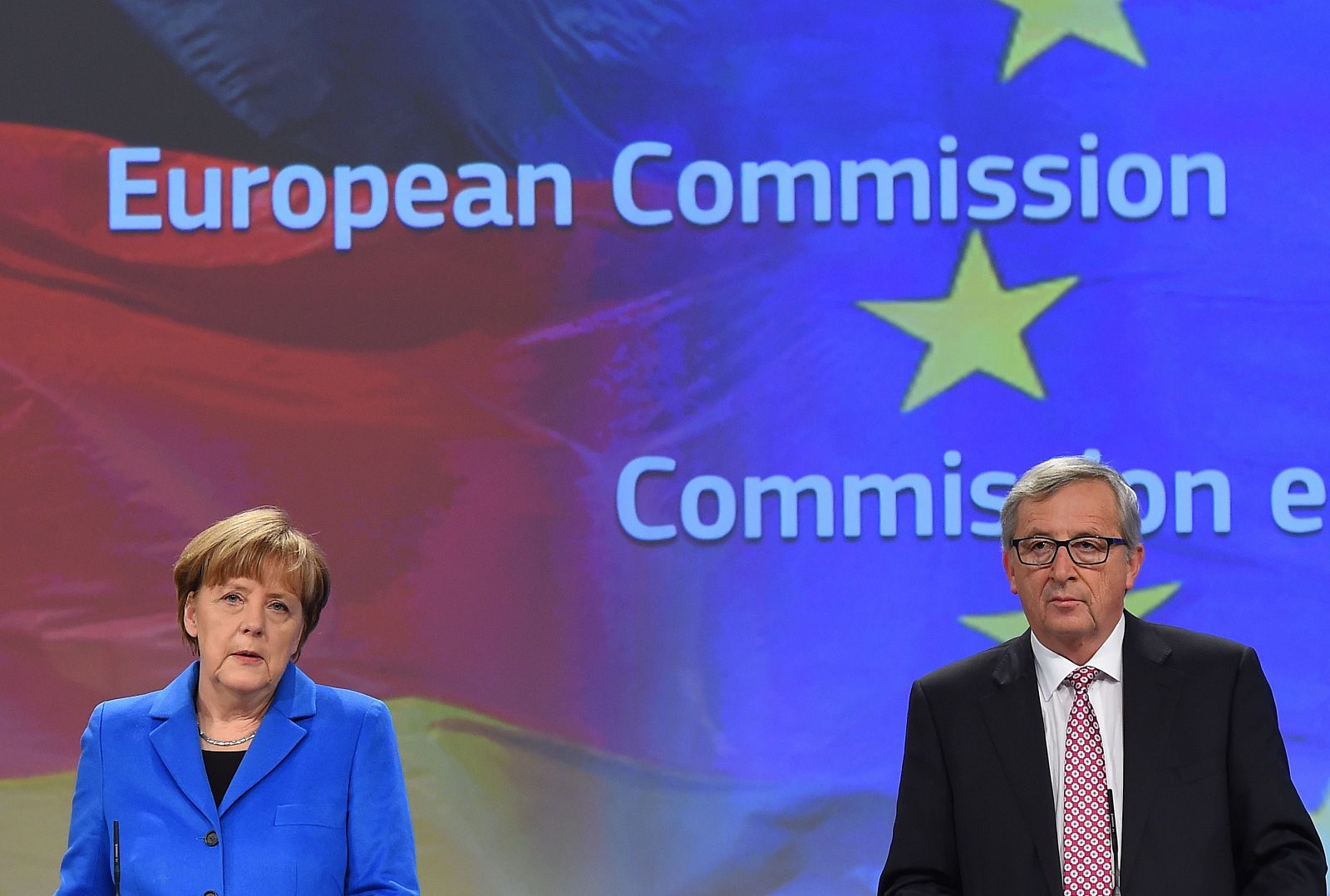 La canciller alemana, Angela Merkel, junto al presidente de la Comisión Europea, Jean-Claude Juncker