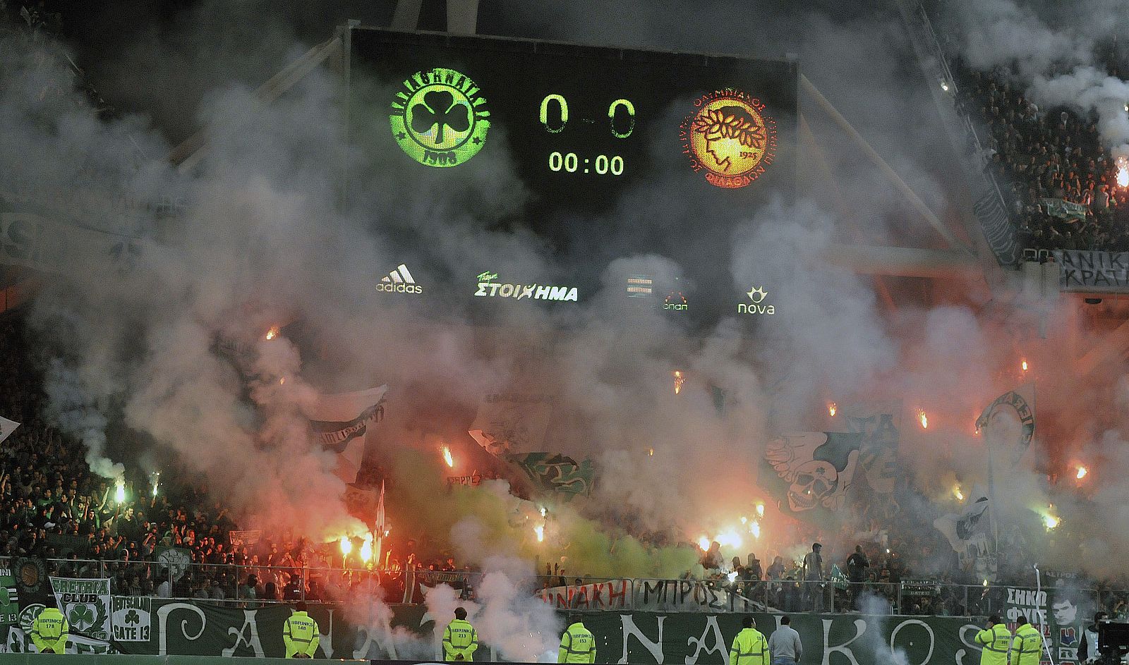 Incidentes en las gradas antes del partido Panathinaicos - Olympiacos, que motivaron la suspensión