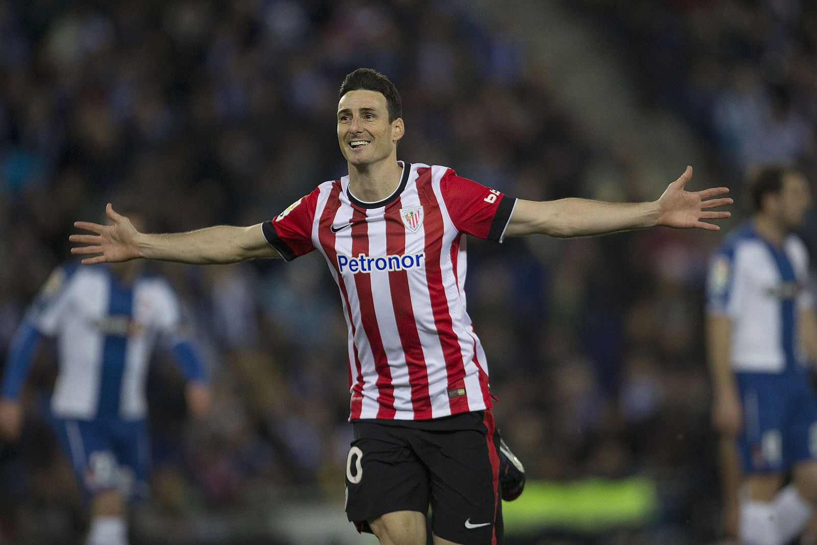 El delantero del Ath. de Bilbao, Aritz Aduriz, celebra el primer gol del equipo bilbaino