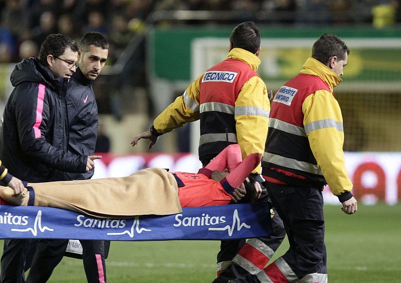 El centrocampista del FC Barcelona Sergio Busquets (en camilla).