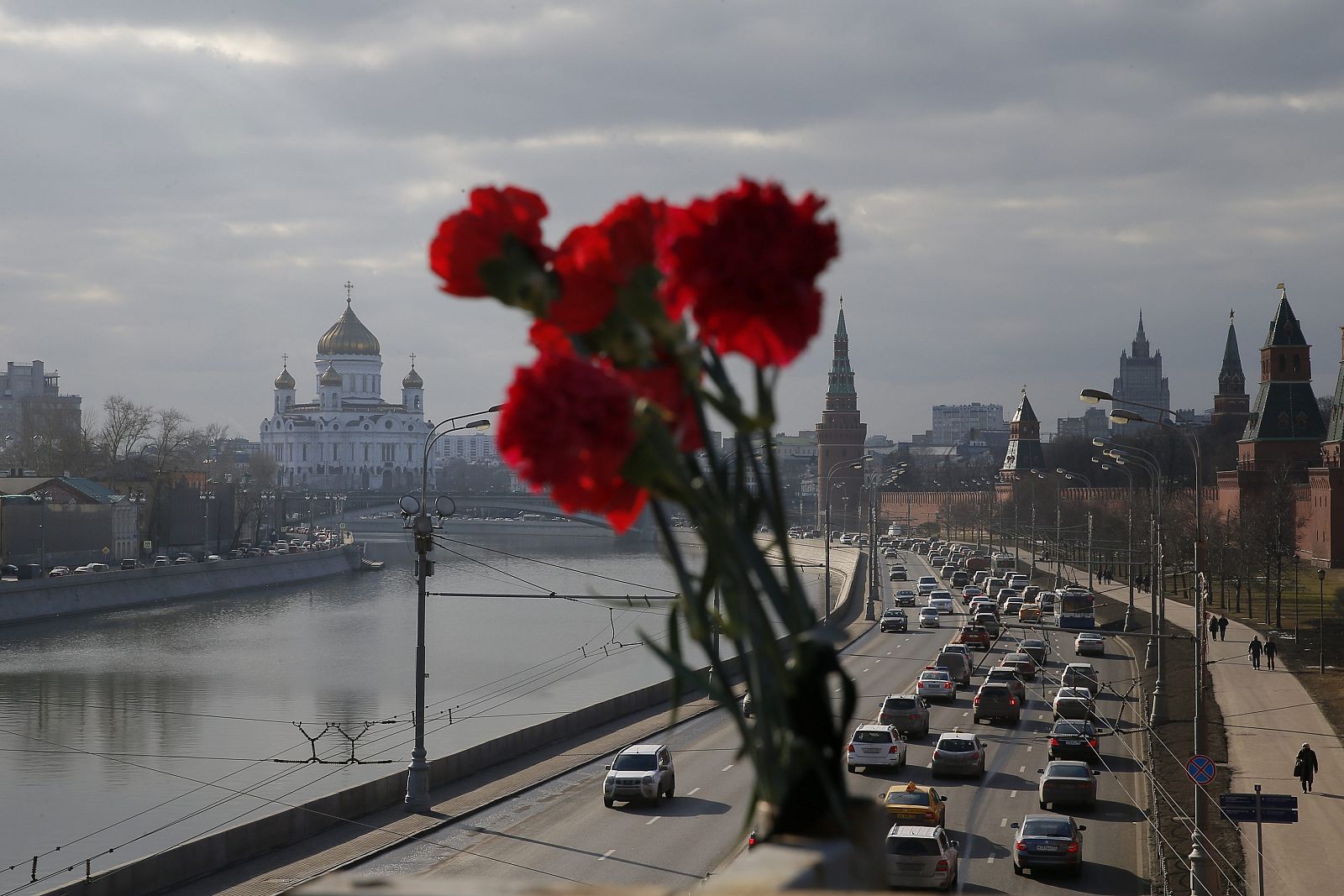 Flores en recuerdo de Nemtsov en el lugar donde fue asesinado