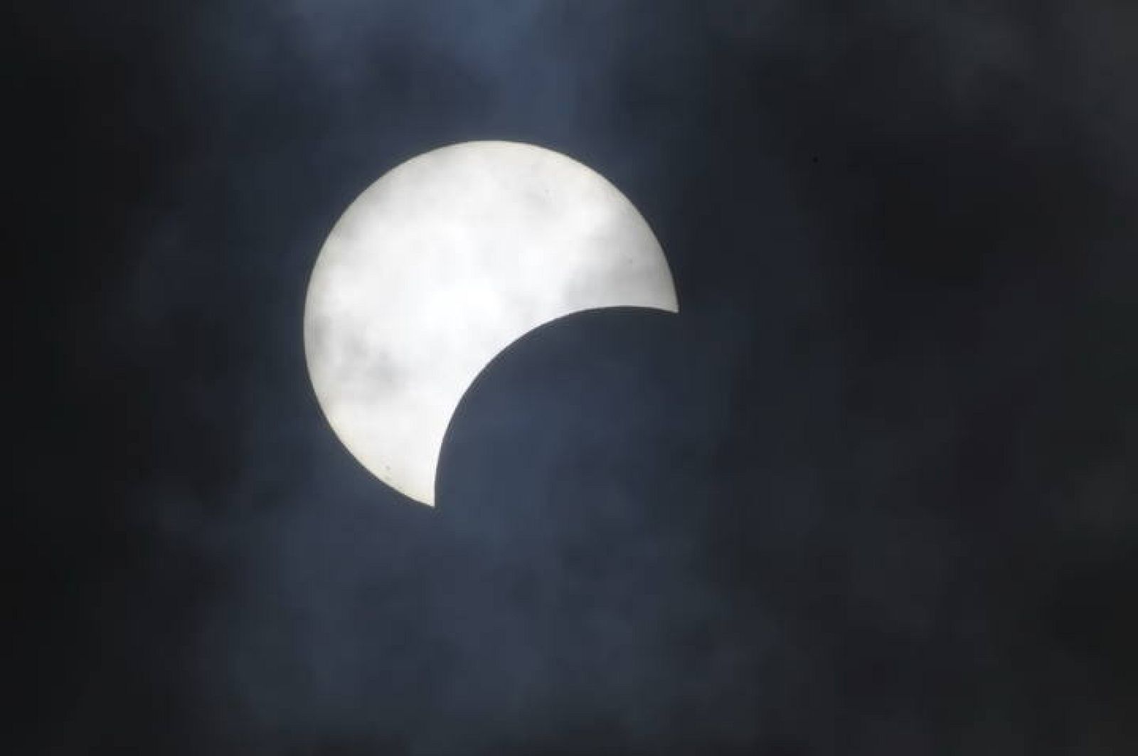 La imagen muestra un eclipse solar parcial.