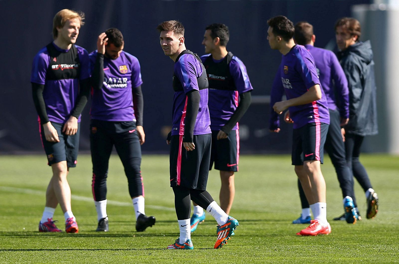 El delantero argentino del FC Barcelona, Leo Messi (c), junto a sus compañeros