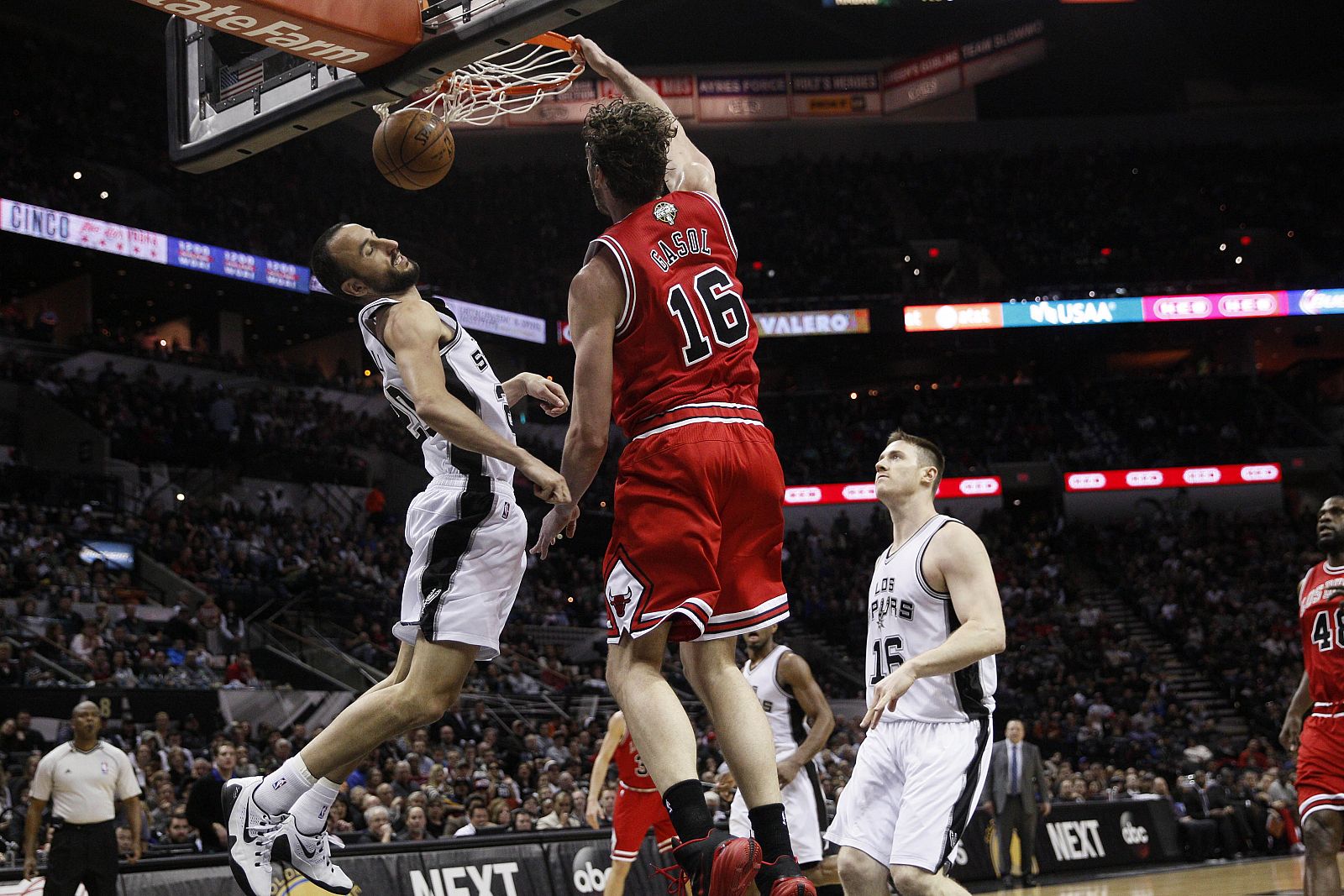 Pau Gasol machaca ante Manu Ginobili.