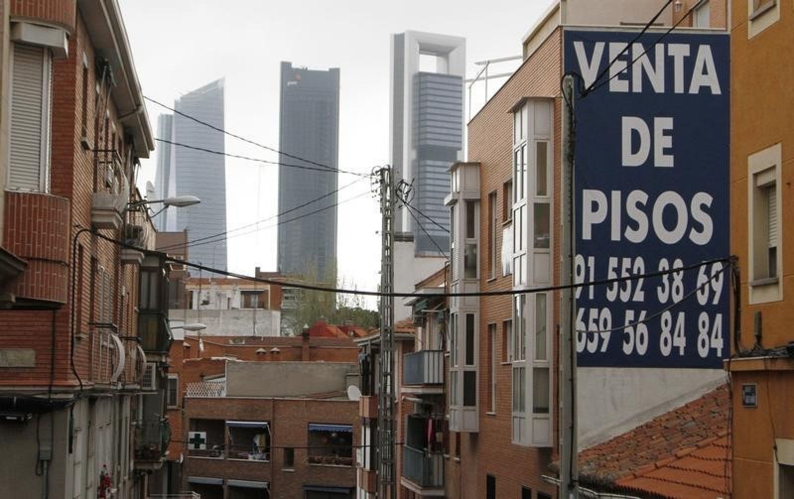 Cartel de venta de pisos en un bloque de apartamentos de Madrid