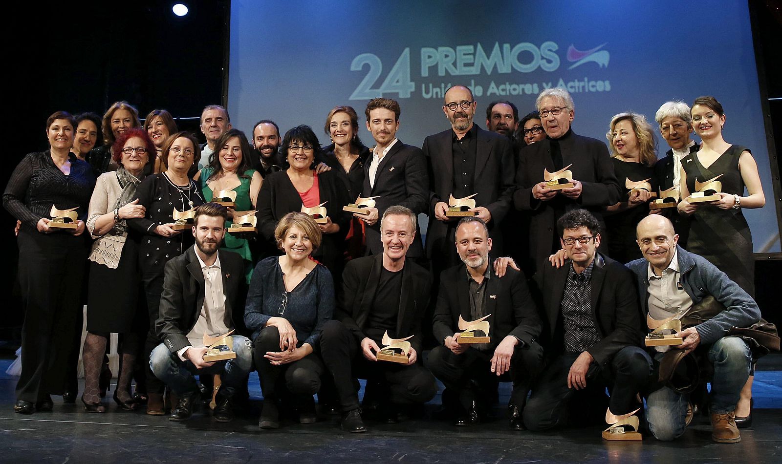 Foto de familia de los galardonados en la gala de entrega de la XXIV edición de los Premios de la Unión de Actores y Actrices en el Teatro La Latina, en Madrid.