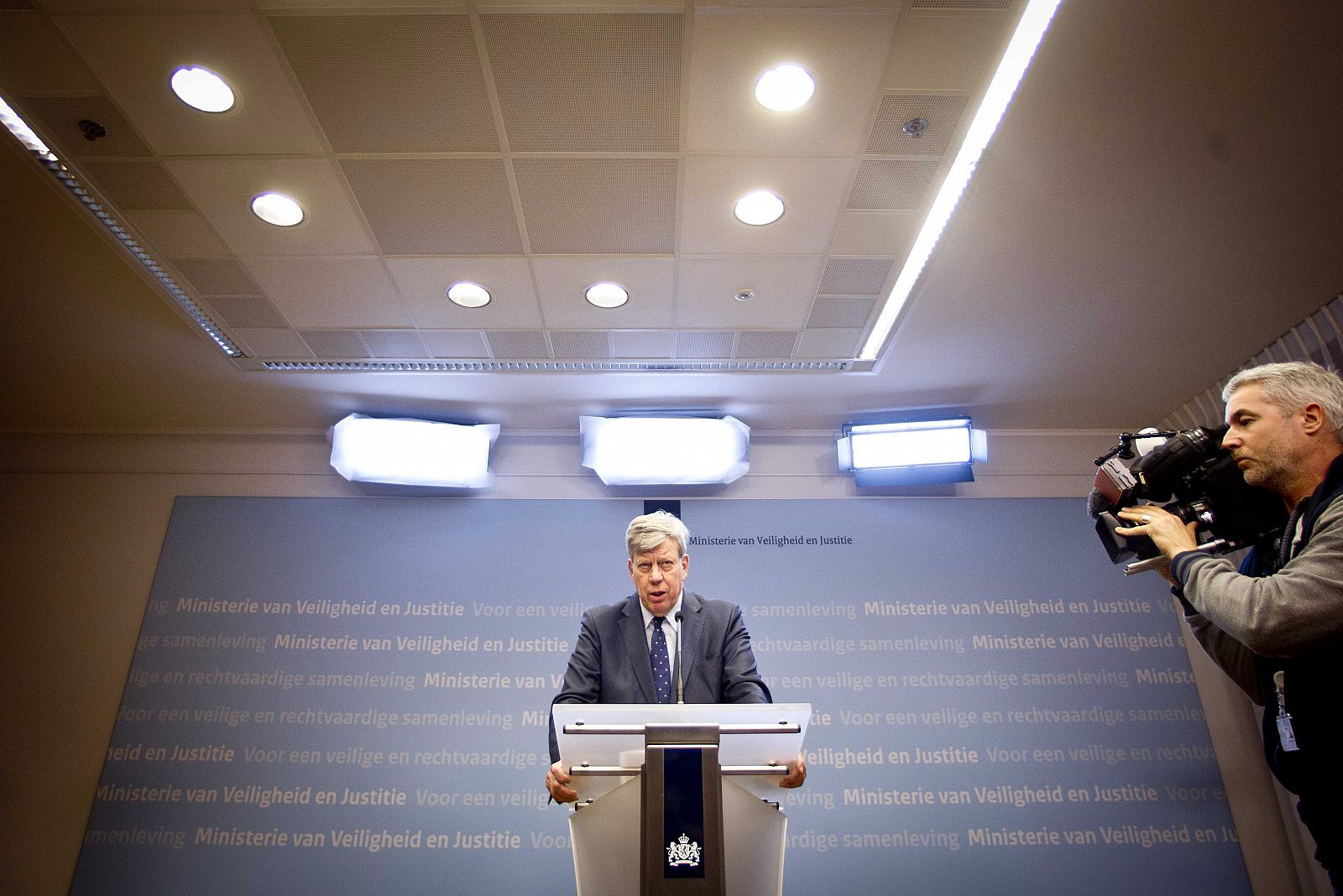 El ministro holandés de Justicia, Ivo Opstelten durante la rueda de prensa en la que ha presentado su dimisión.