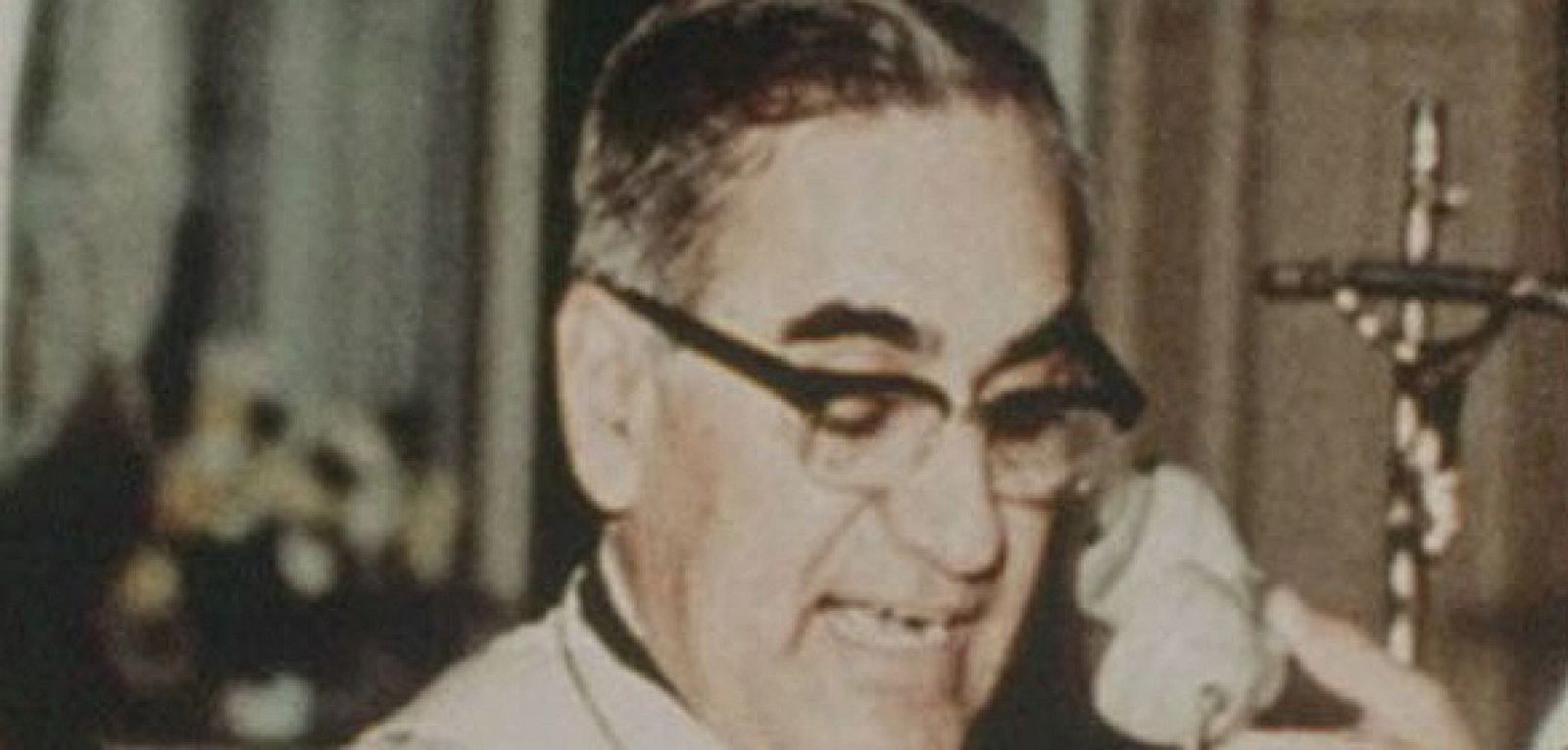 Imágen de archivo de Monseñor Óscar Romero impartiendo misa