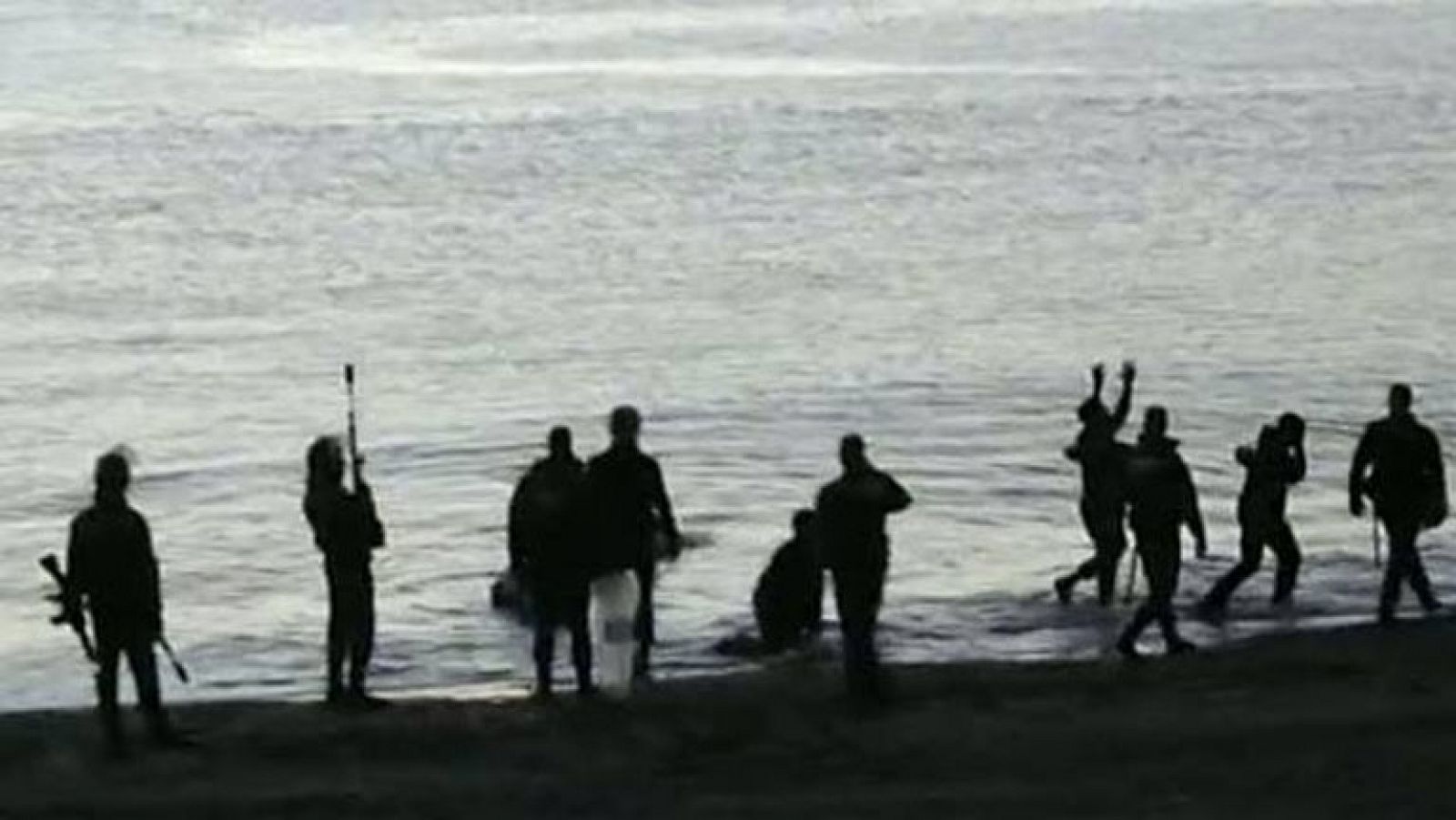 Imagen de archivo de los agentes de la Guardia Civil el día de la tragedia en la playa del Tarajal