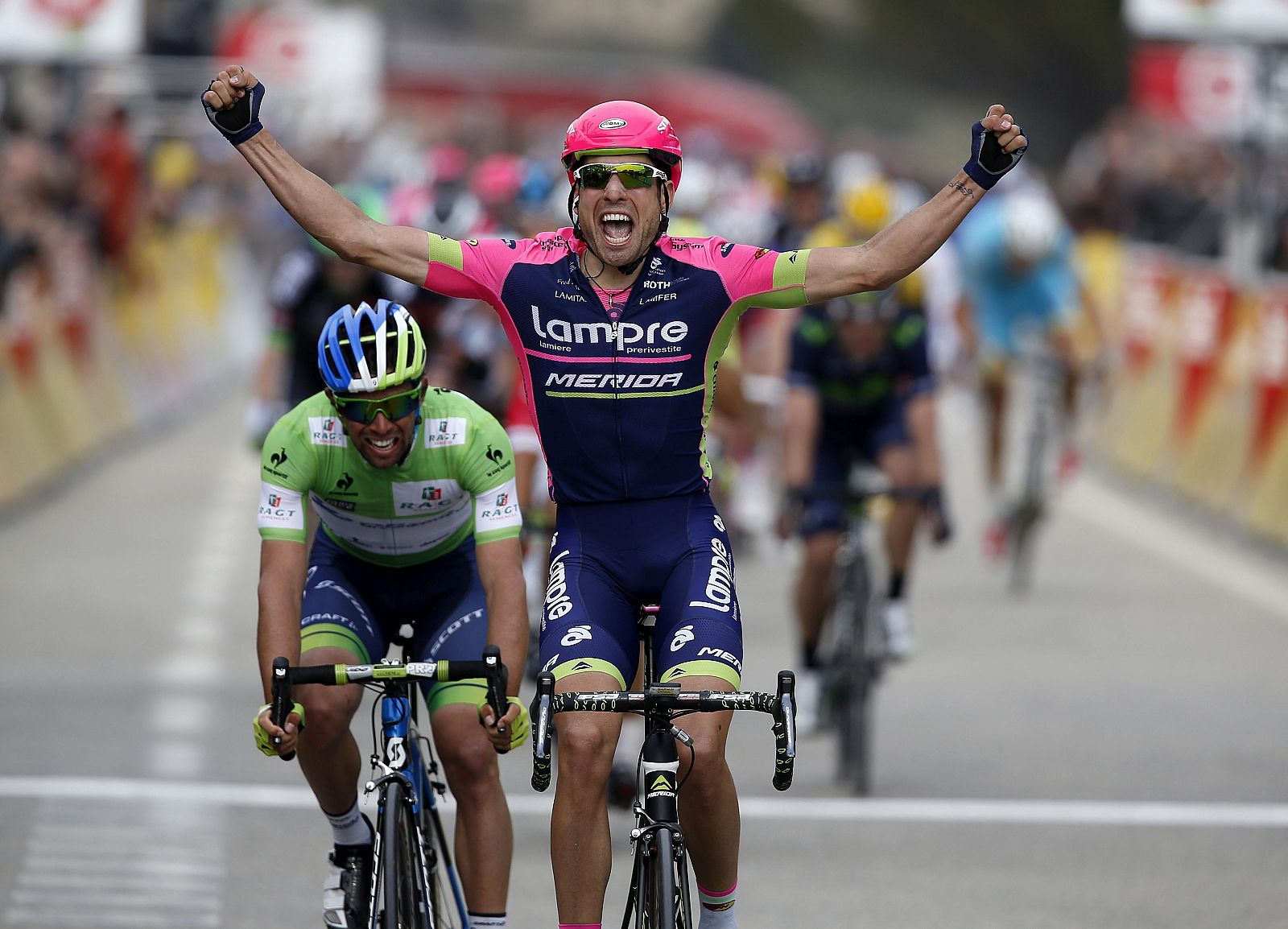 El ciclista italiano Davide Cimolai del Lampre celebra su victoria en la quinta etapa de la París-Niza.