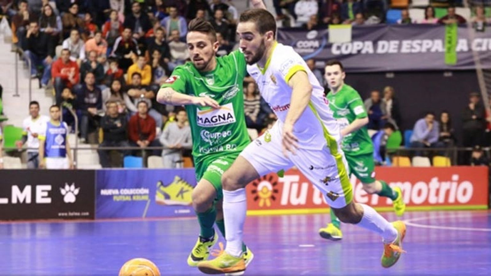 Imagen del partido de los cuartos de final entre el Magna Navarra  y el Palma Futsal.