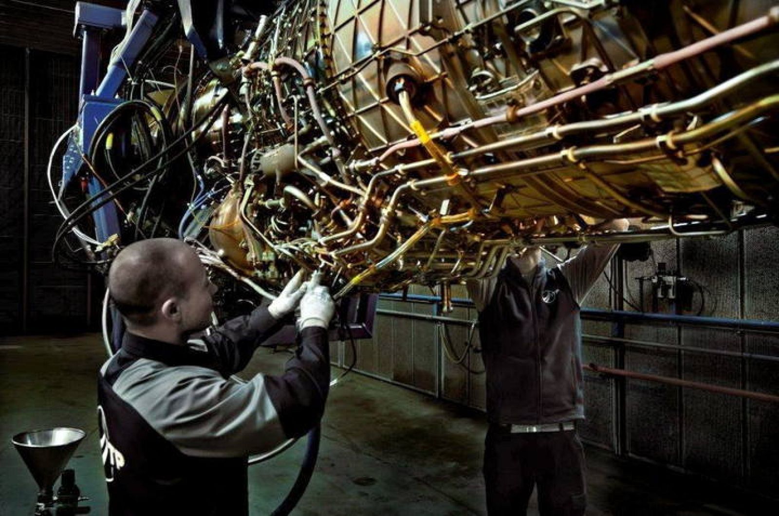Trabajadores en un banco de pruebas de propulsores