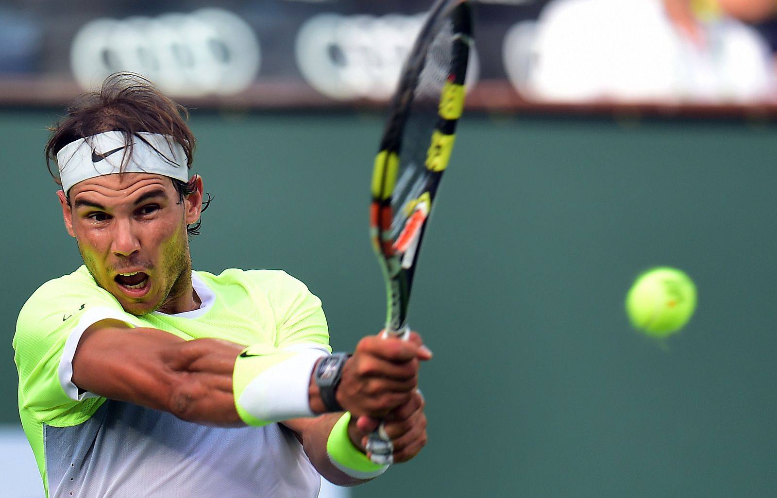 El tenista español, Rafa Nadal, devuelve la pelota al estadounidense Donald Young durante su partido de la tercera ronda del Abierto de Indian Wells.