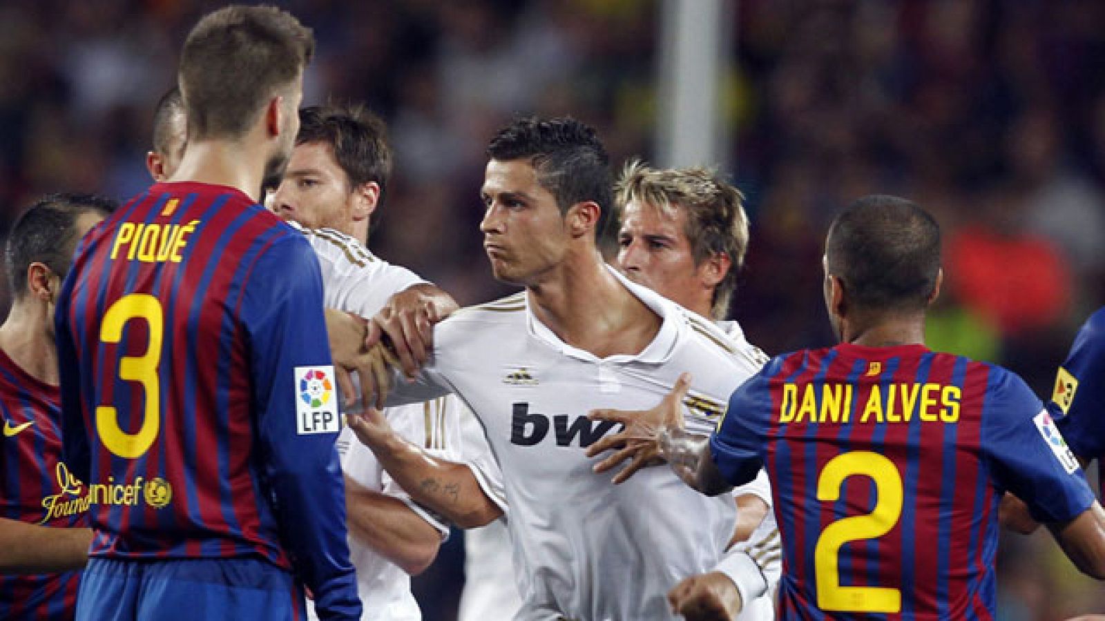 La Supercopa de España 2011 ha finalizado con una tangana entre los jugadores del Barça y Madrid