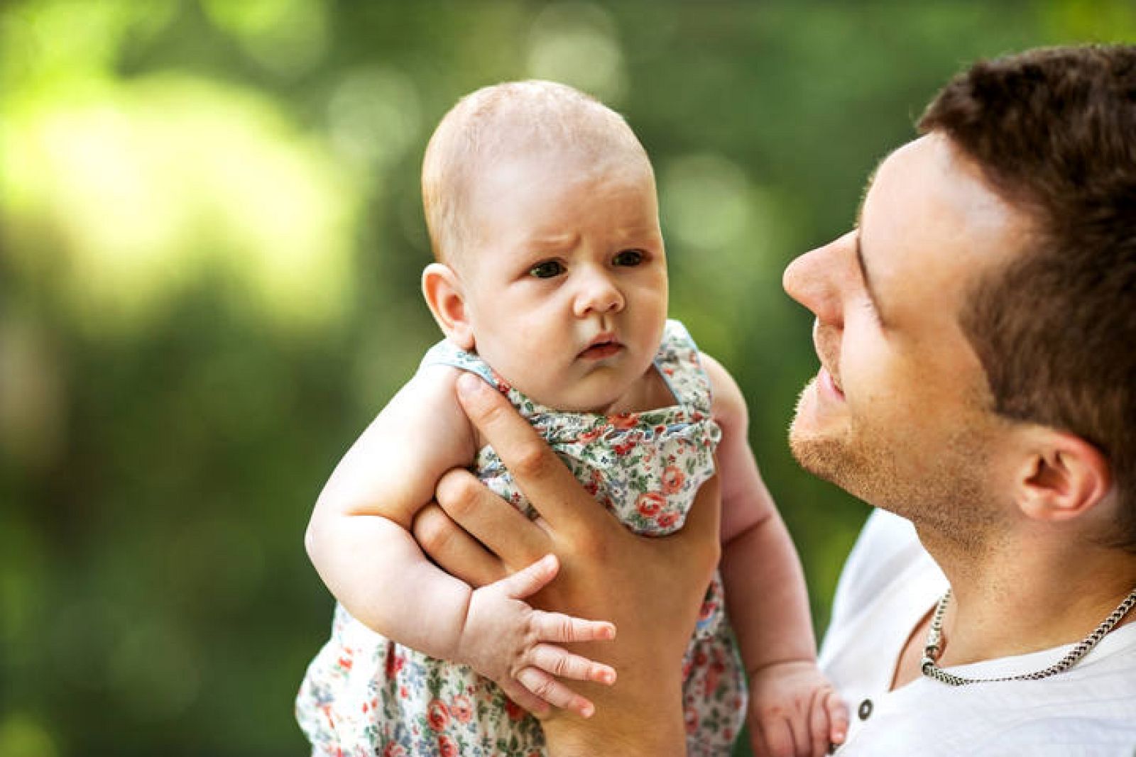  Un padre hablando con su hija en el parque.