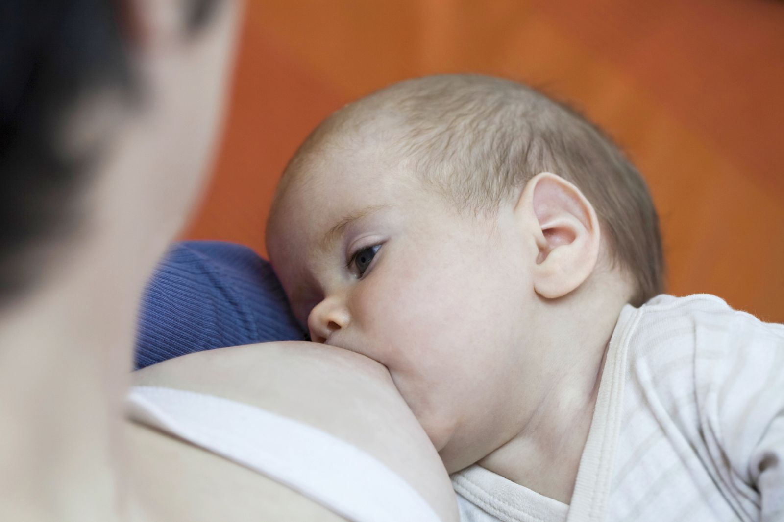 Una madre amamantando a su bebé.