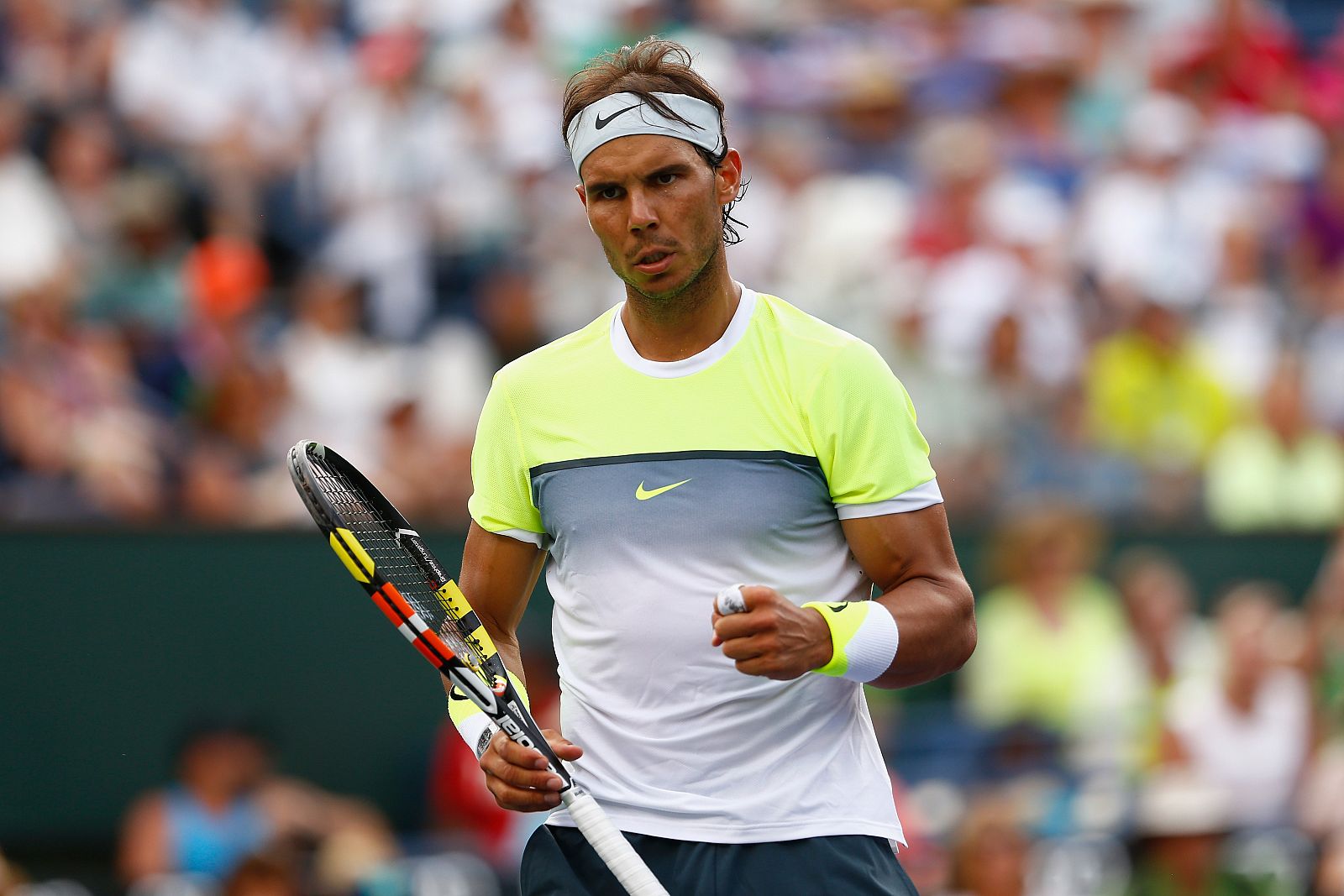 Rafa Nadal celebra un punto ante Gilles Simon