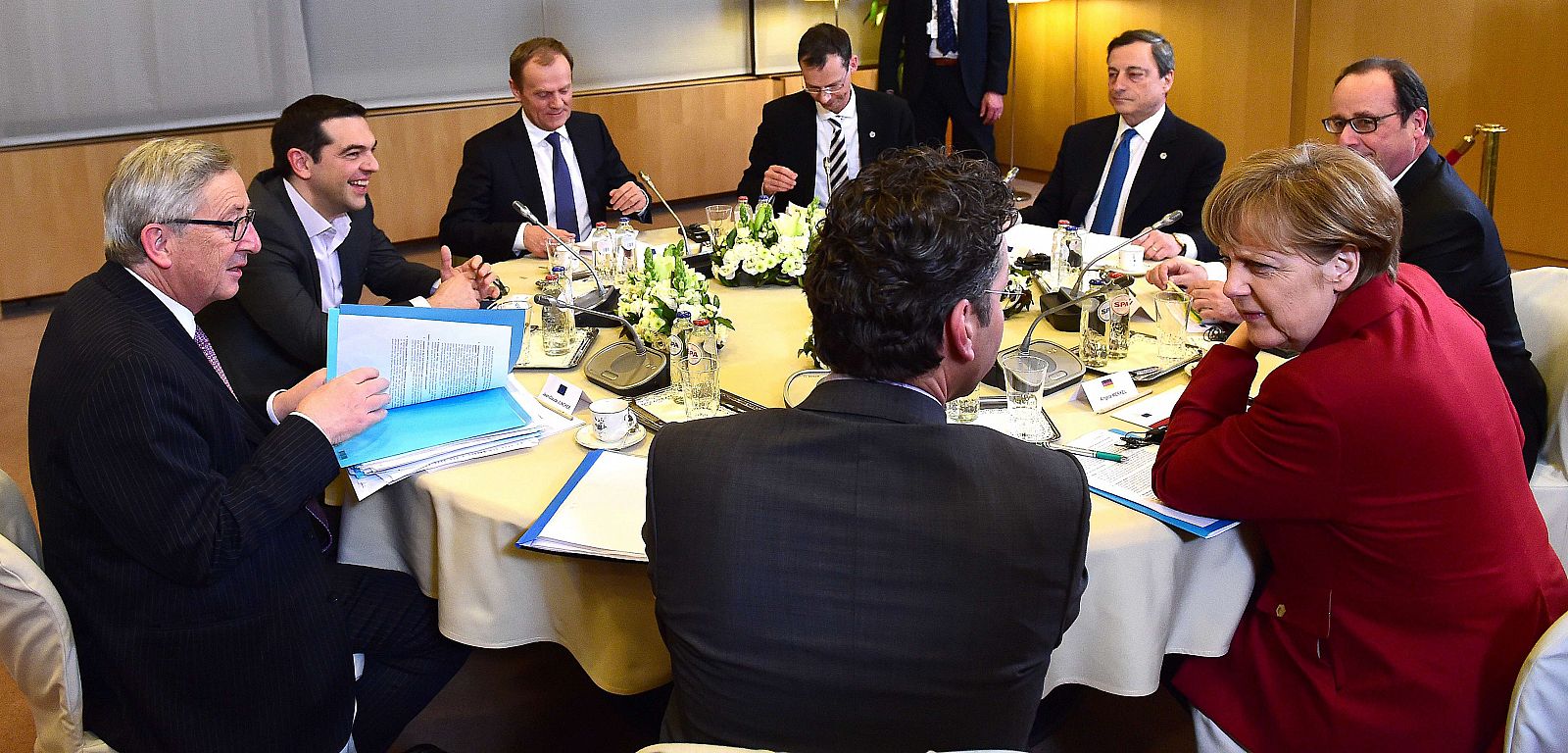 El primer ministro griego, Alexis Tsipras, se ha reunido durante más de tres horas con Juncker, Tusk, Merkel, Draghi, Hollande y Dijsselbloem.