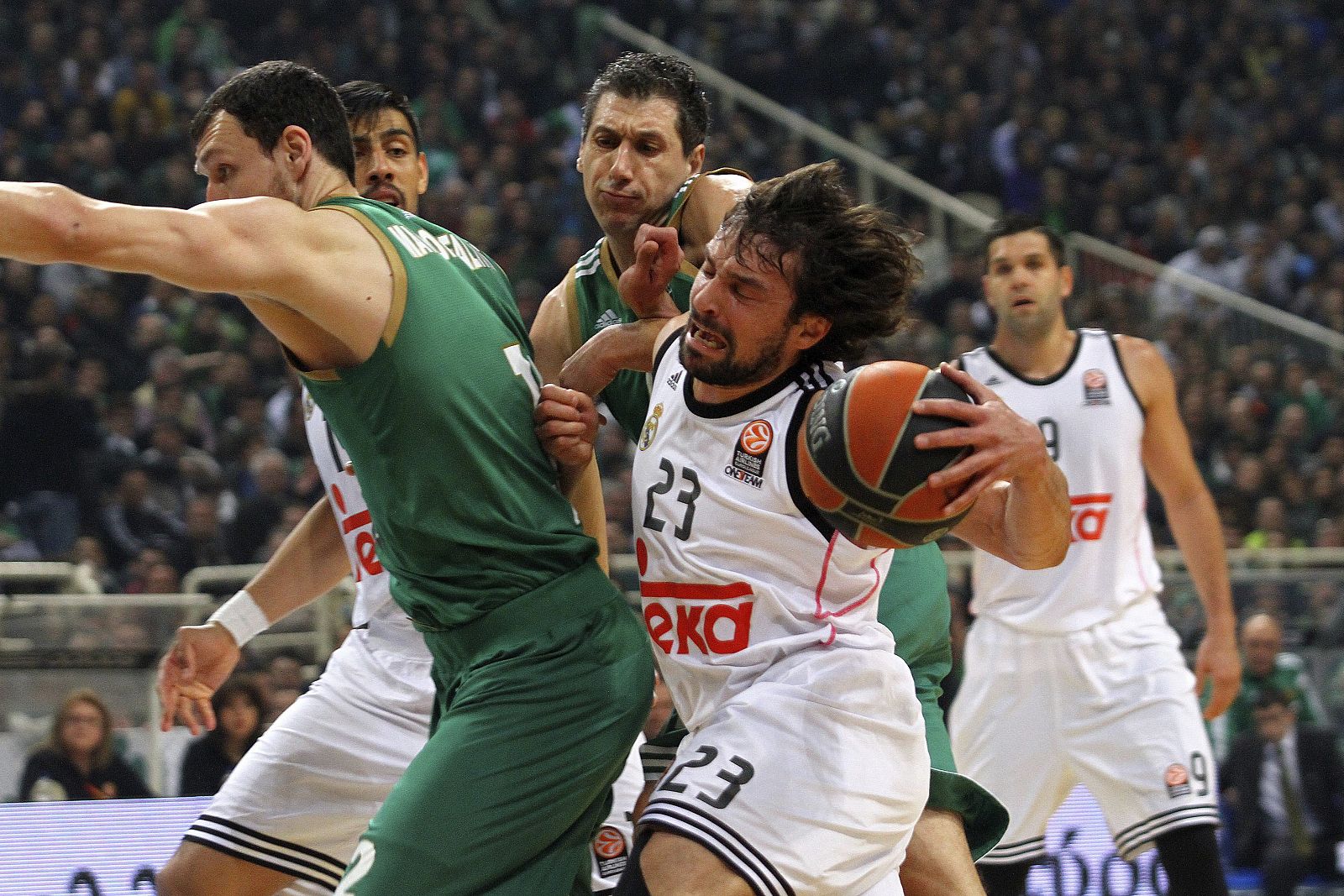 El base del Real Madrid Sergio Llull intenta superar la defensa de Dimitris Diamanidis, del Panathinaikos de Atenas