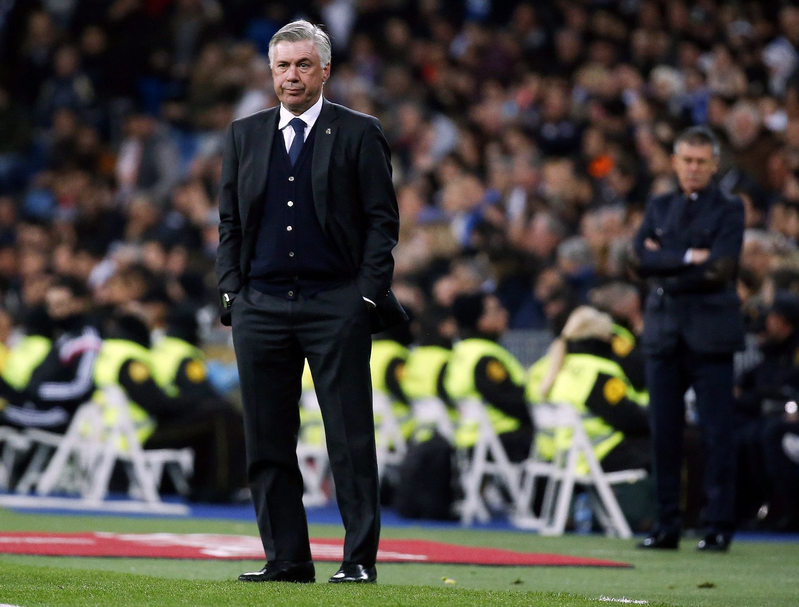 Carlo Ancelotti dando instrucciones desde el banquillo.