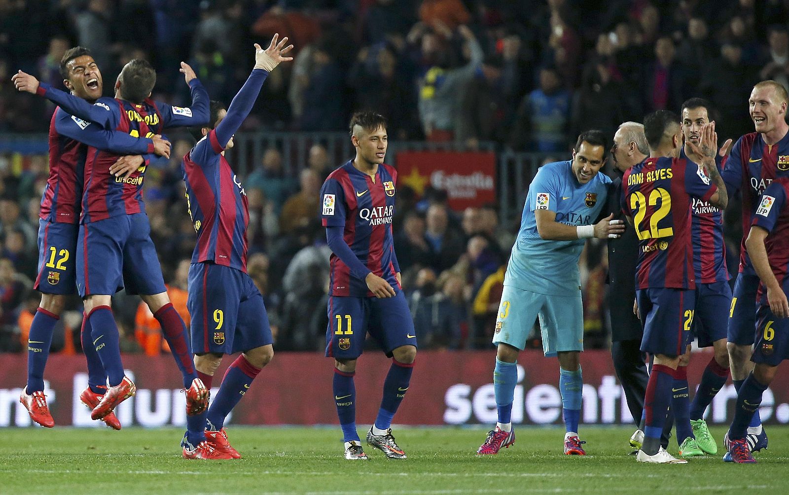 Los jugadores del Barcelona muestran su alegría al final del encuentro.