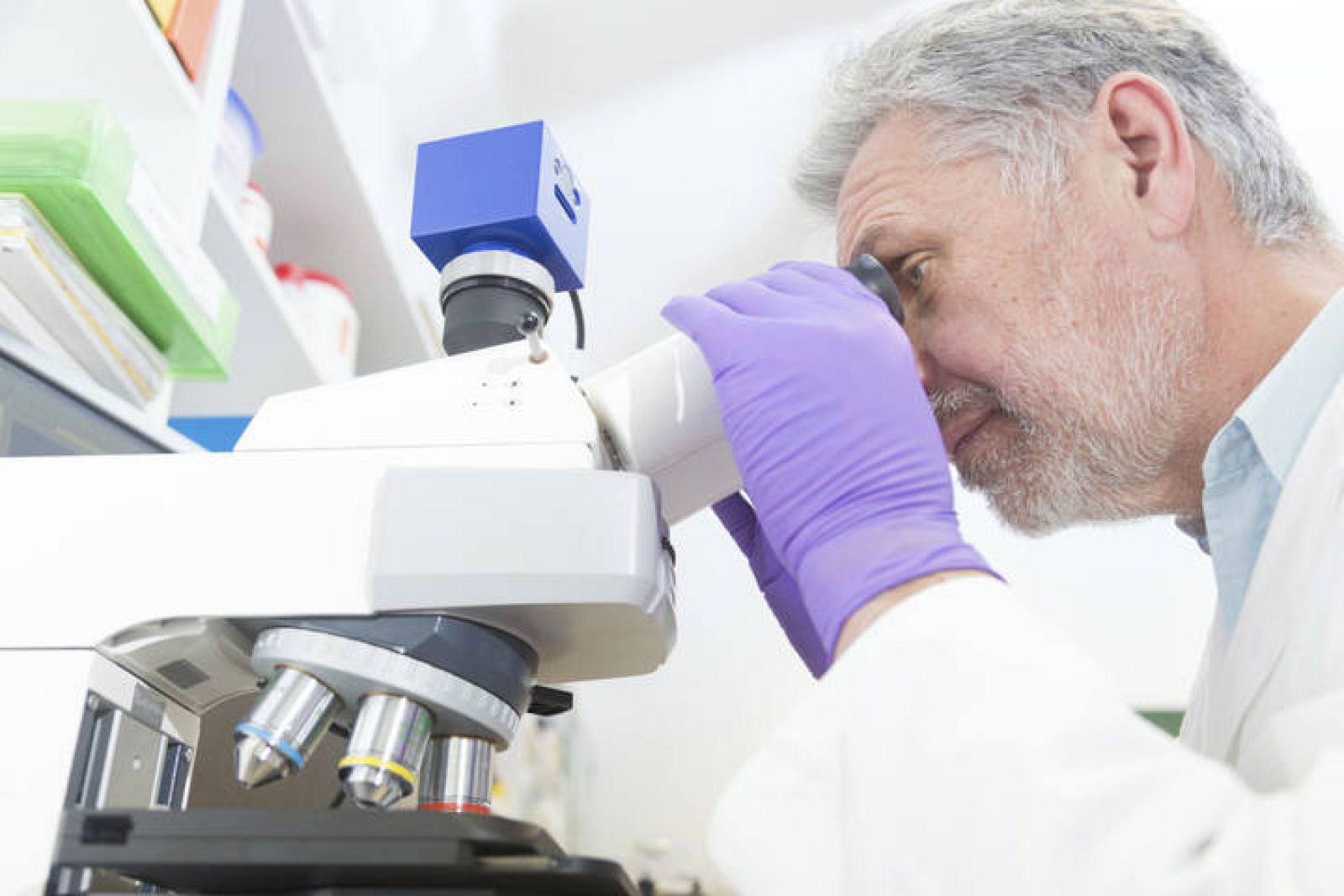 Un investigador en un laboratorio.