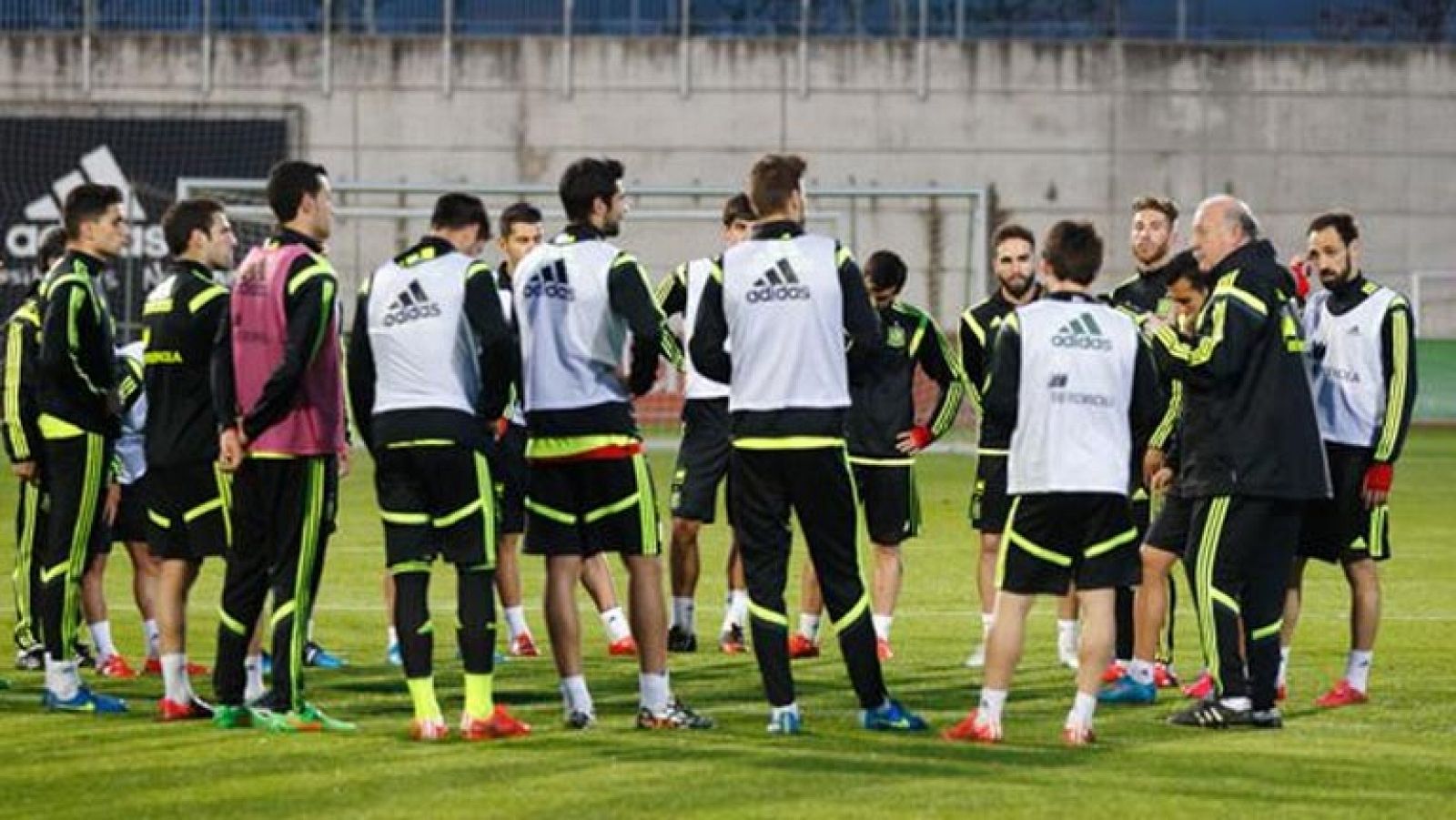 Vicente del Bosque durante el entrenamiento de la selcción española.