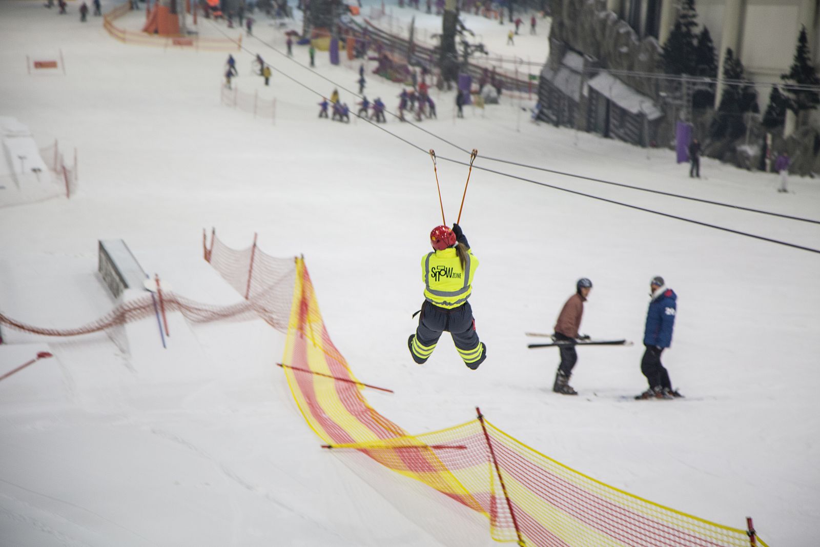 Imagen de una usuaria utilizando la tirolina en el Madrid Snowzone.