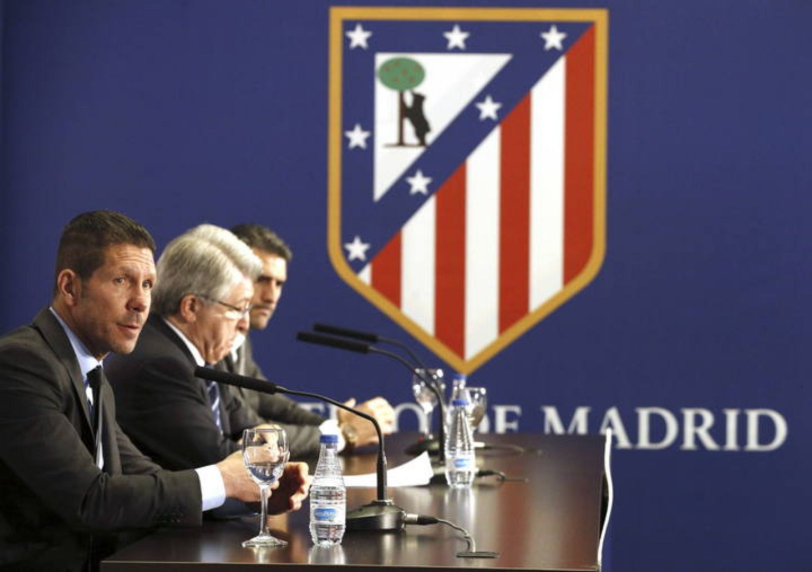 Simeone (i), tras la renovación de su contrato hasta el 30 de junio del año 2020.