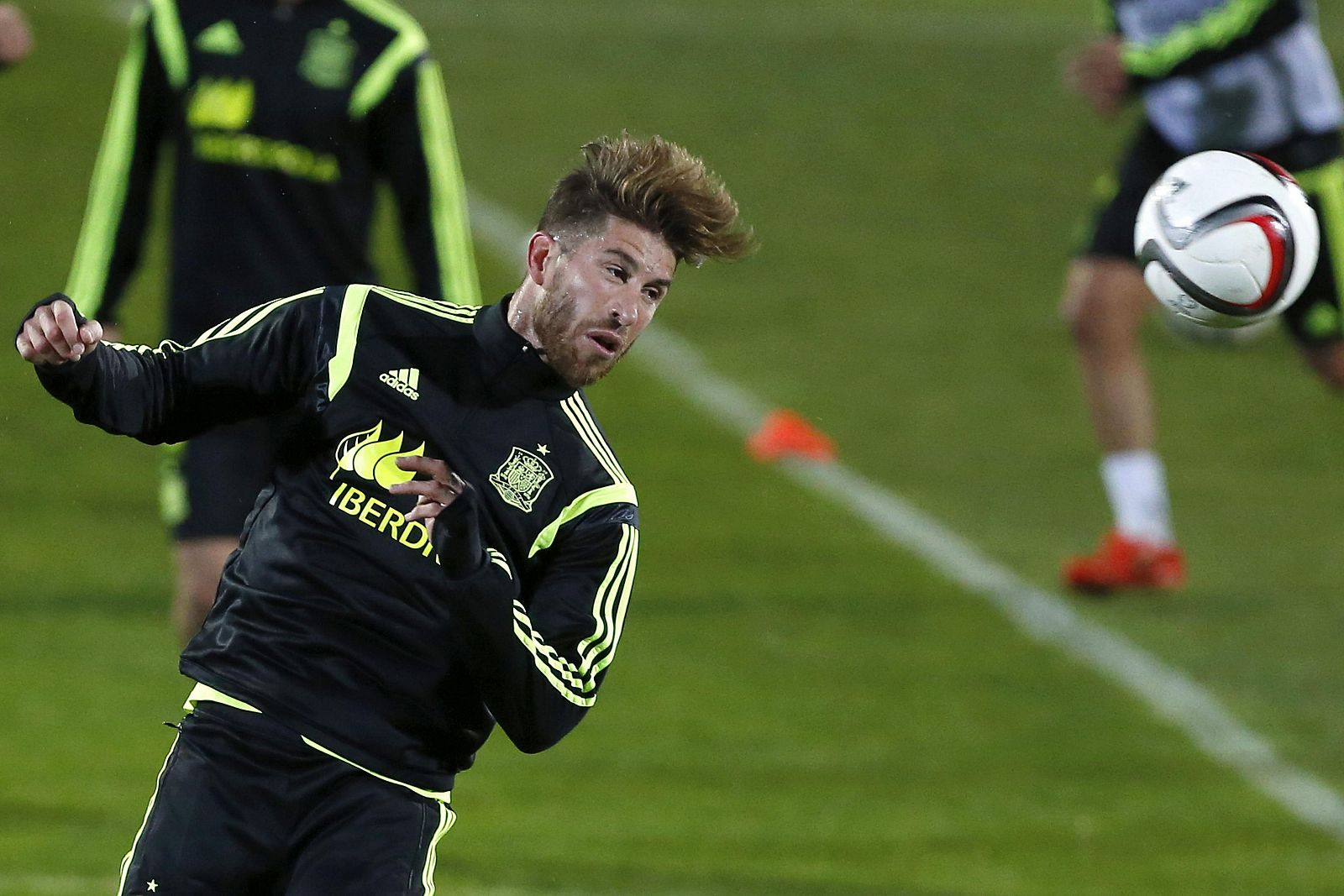 El defensa de la selección española de fútbol, Sergio Ramos, durante un entrenamiento con la selección.