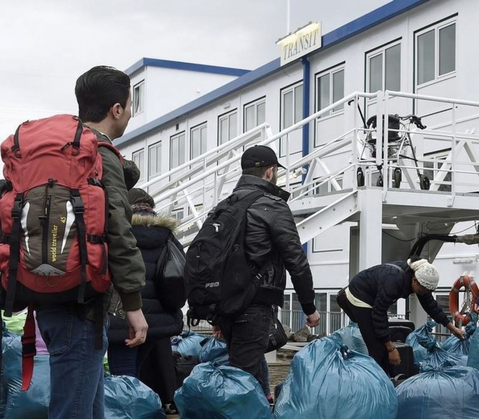 Varios inmigrantes en la recepción del puerto de Hamburgo