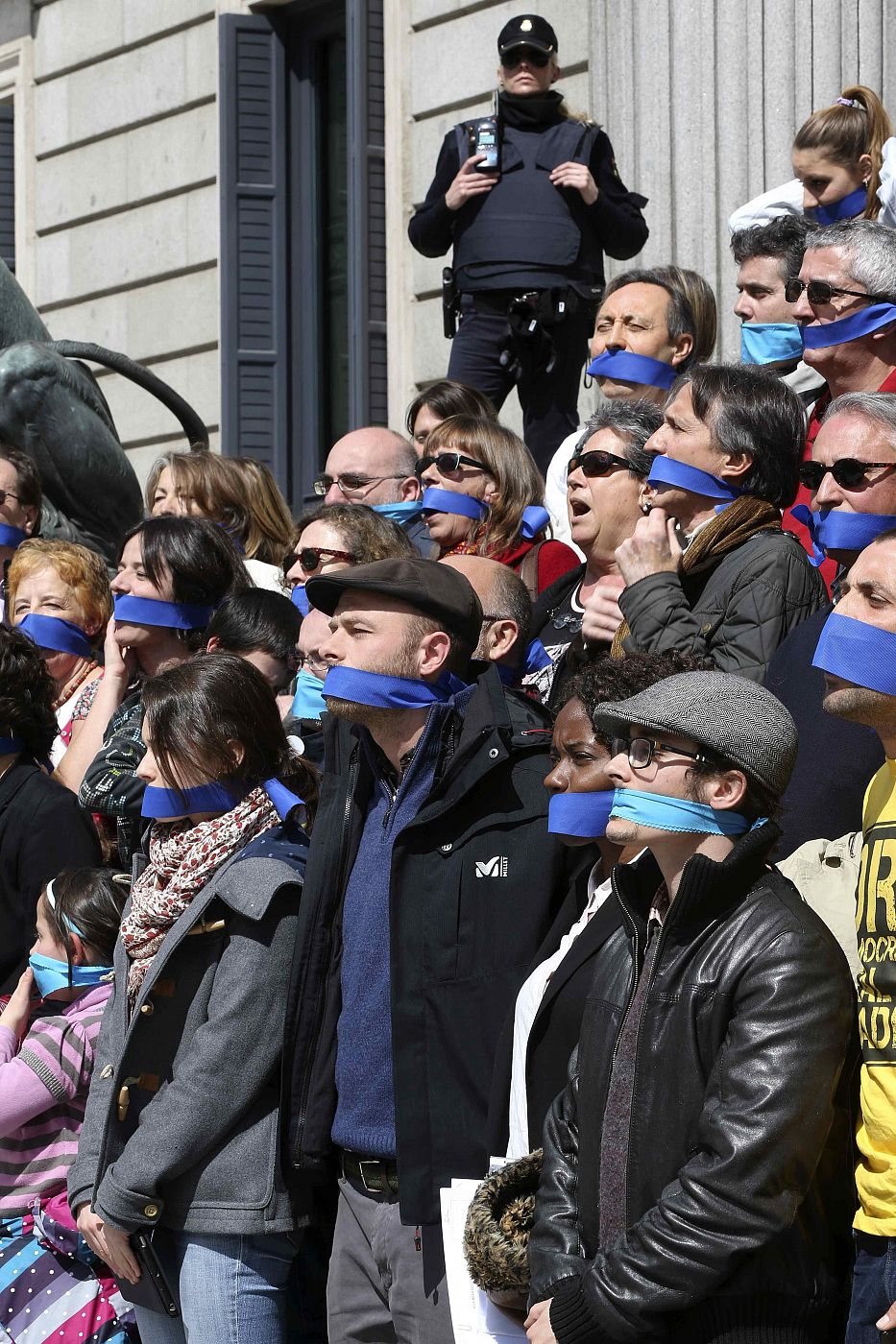 IU, Podemos y Equo protestan en el Congreso contra las 'leyes mordaza'.