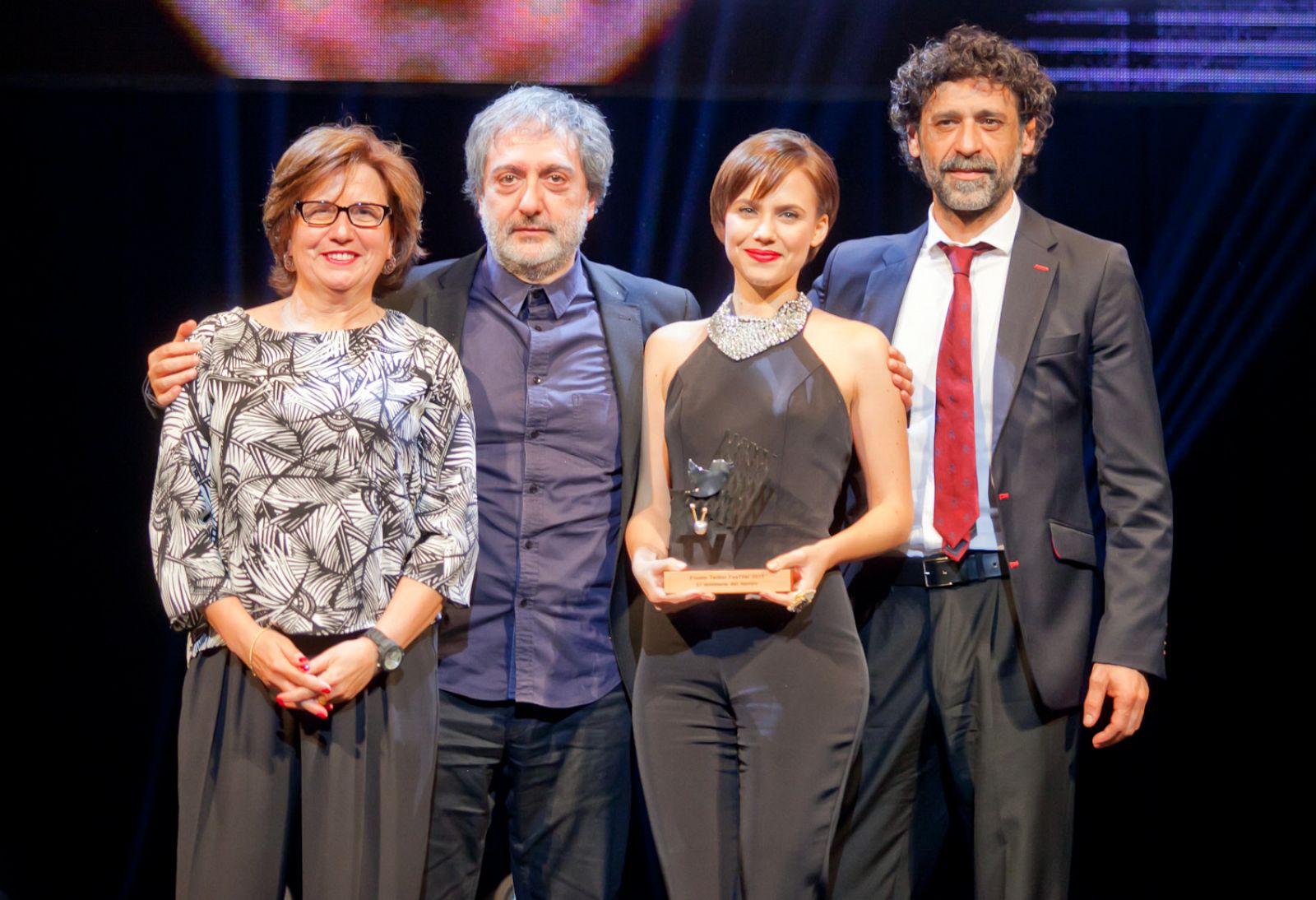 Maite L. Pisonero, Javier Olivares, Aura Garrido y Nacho Fresneda con el premio para 'El Ministerio del Tiempo'