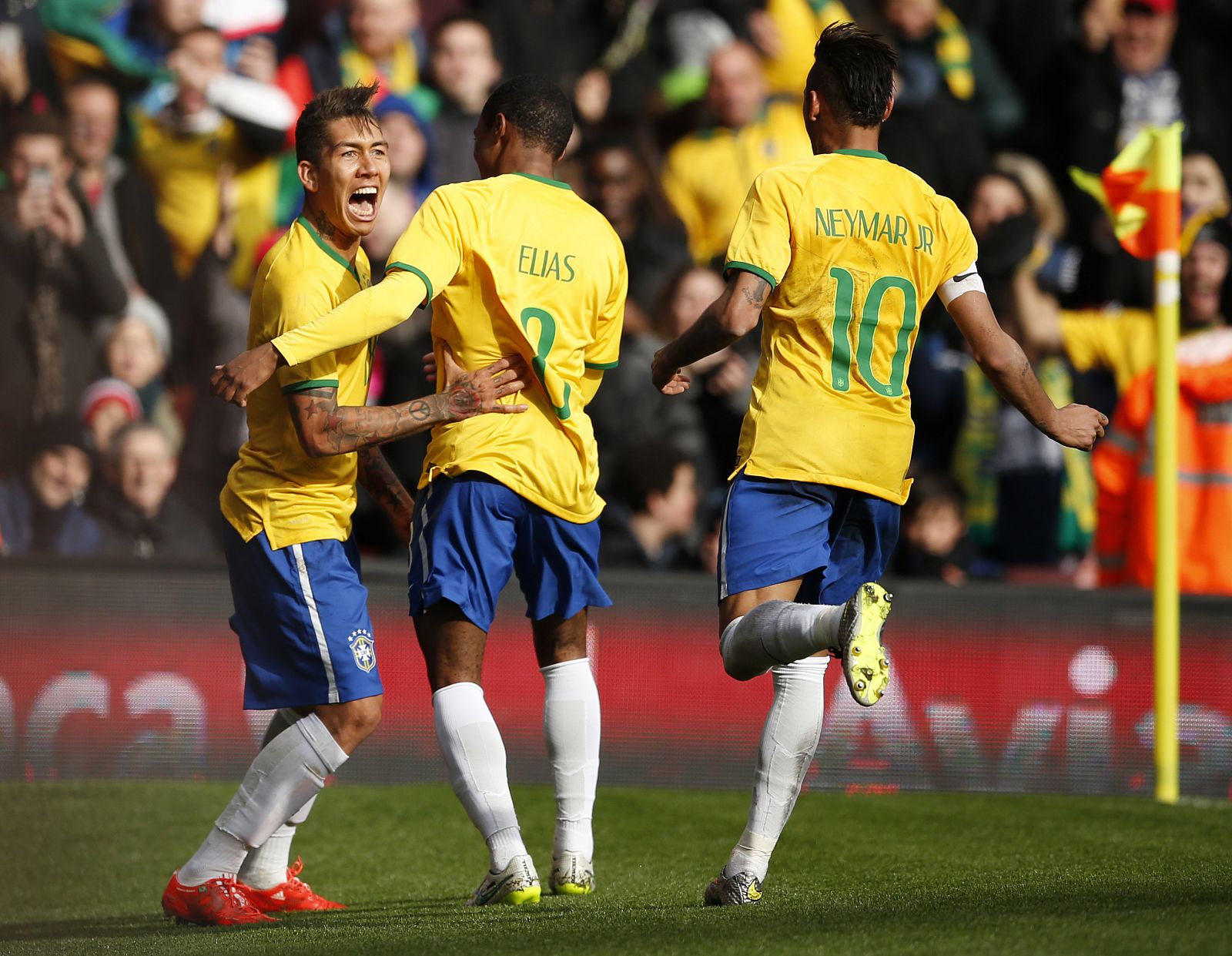 Firmino celebra su tanto marcado ante la selección chilena.