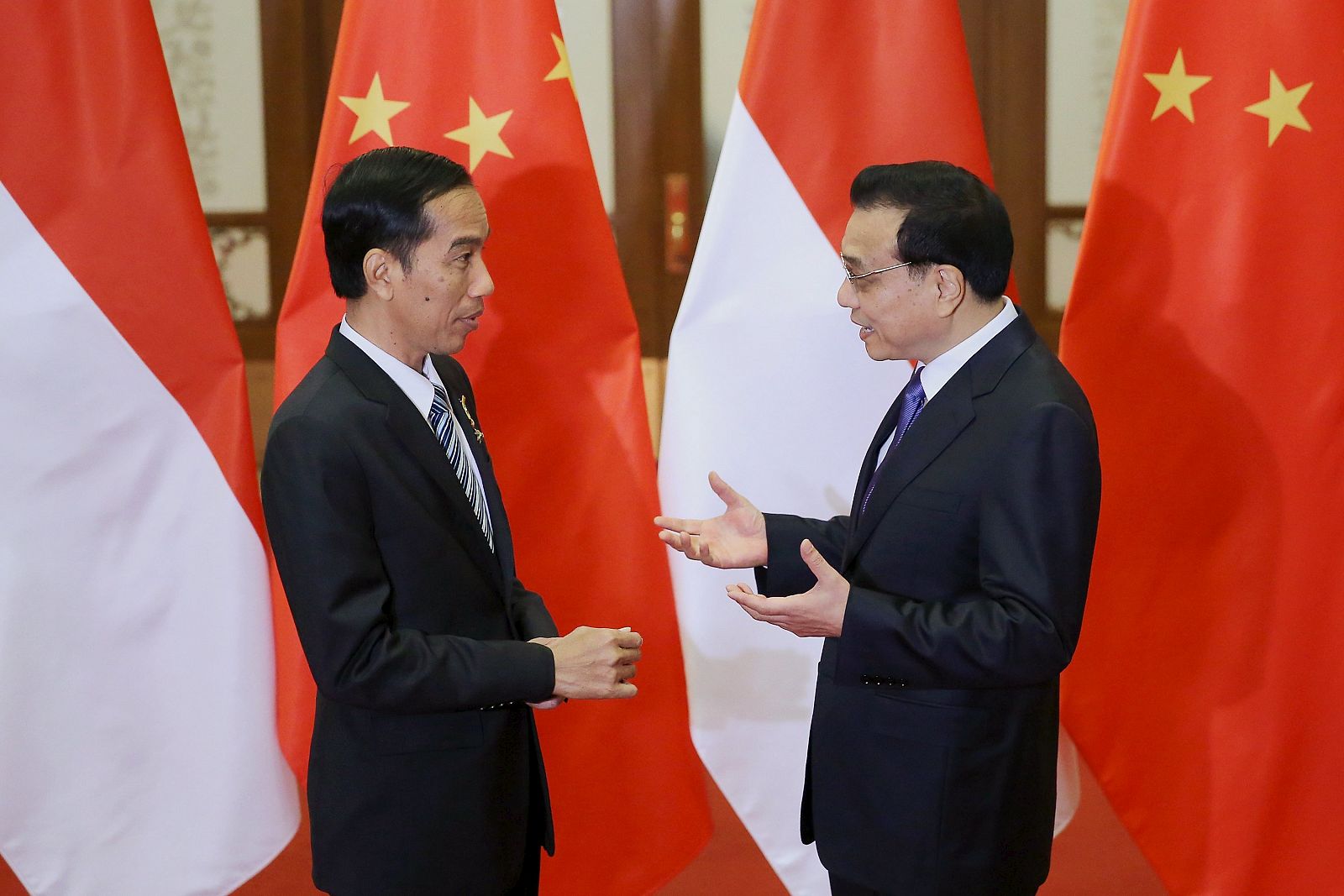 El primer ministro chino, Li Keqiang, y el presidente de Indonesia, Joko Widodo, dos de los socios fundadores del AIIB.
