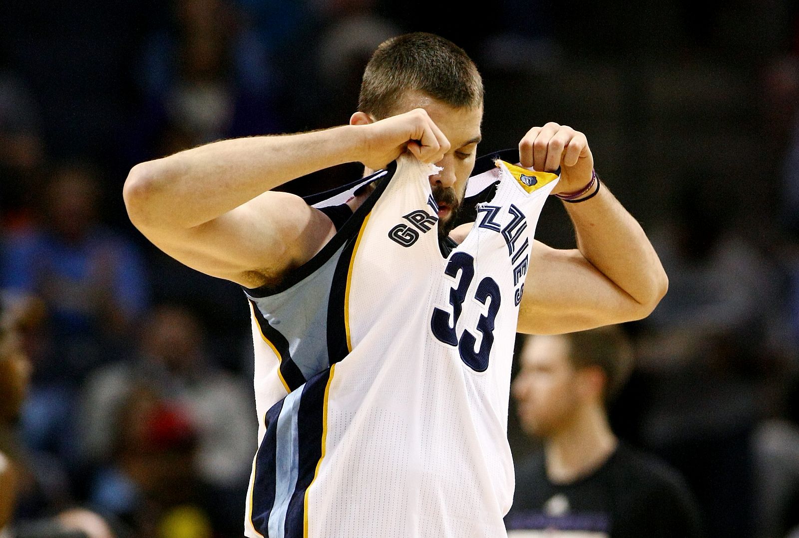 El español Marc Gasol de los Memphis Grizzlies reacciona por una mala jugada ante los Sacramento Kings en el FedExForum en Memphis.