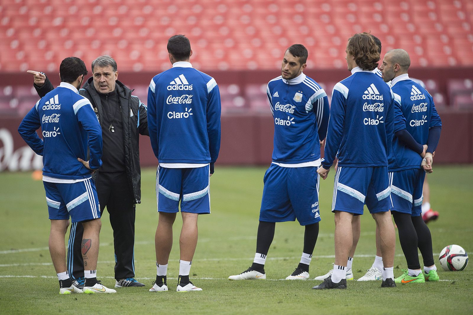 Gerardo Martino se dirige a sus jugadores durante un entrenamiento de la selección argentina.