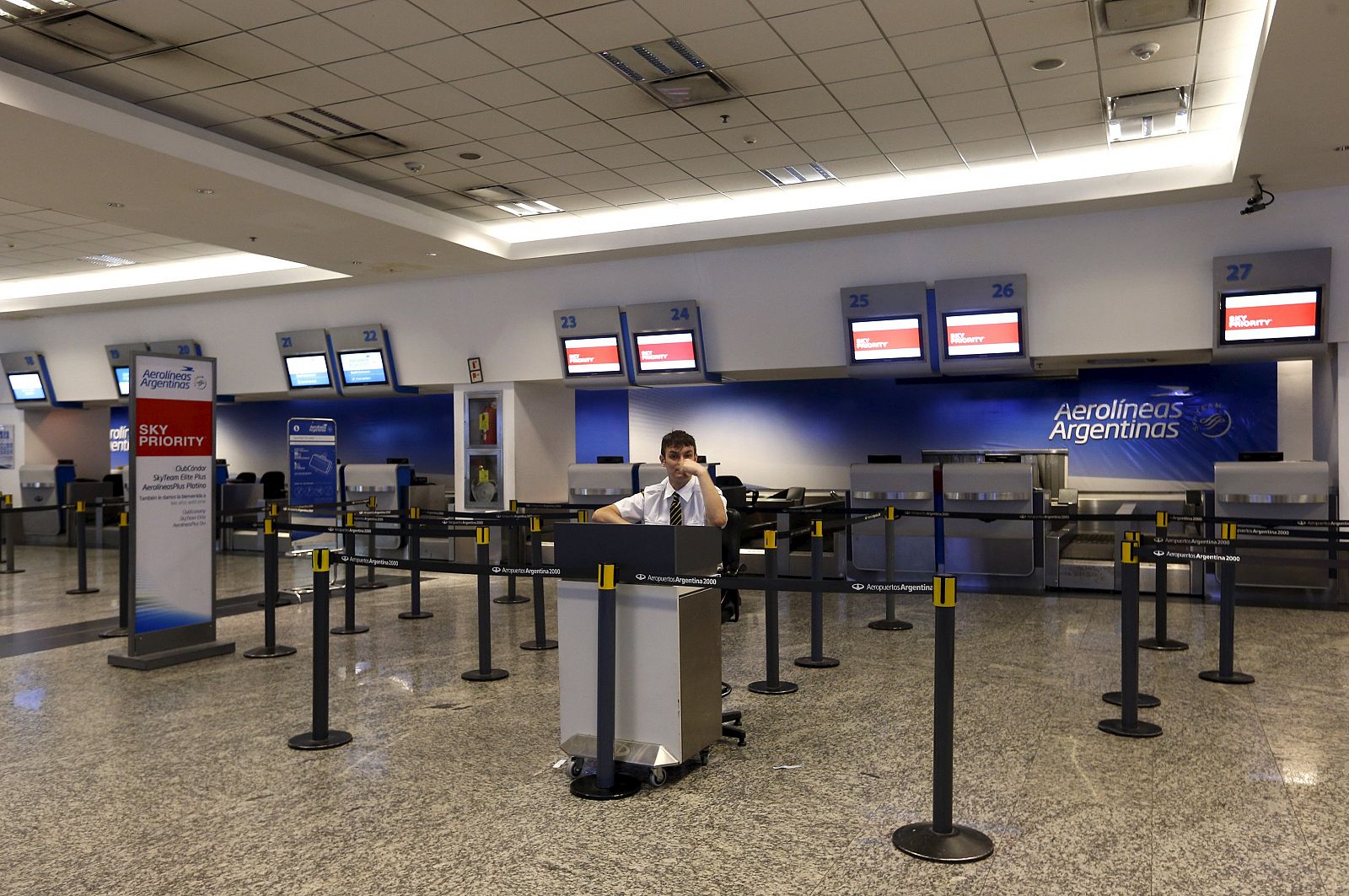 Mostradores de facturación de Aerolíneas Argentinas en el aeropuerto Jorge Newbery de Buenos Aires